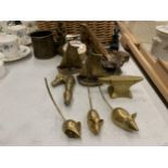 A QUANTITY OF BRASS ITEMS TO INCLUDE A MINIATURE 'GRETNA GREEN' ANVIL, THREE BLIND MICE, A LEAPING