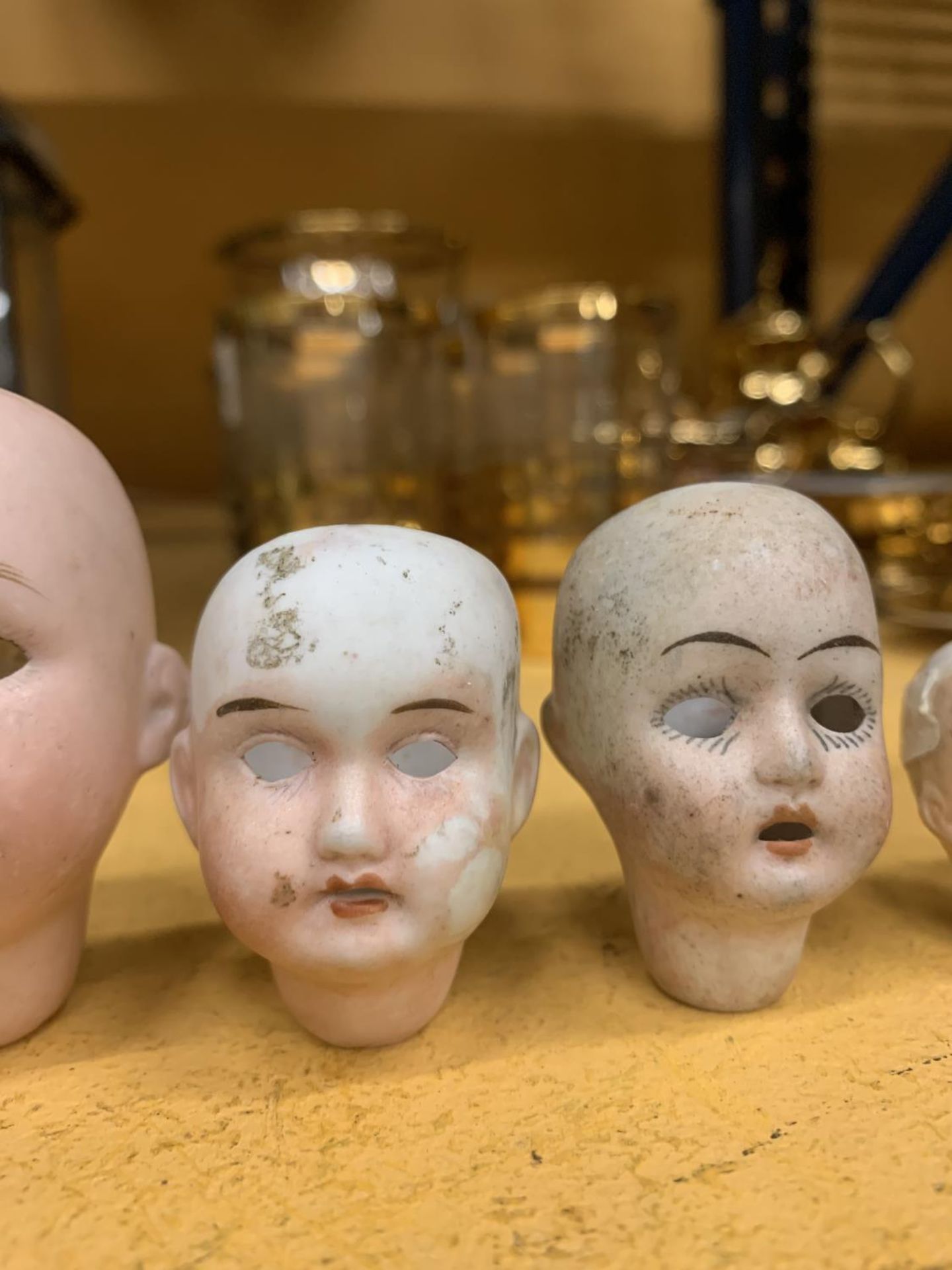 FOUR VINTAGE BISQUE DOLLS HEADS TO INCLUDE ONE MARKED GERMANY WITH THE NUMBER 395 A.100 M, A CEUS, - Bild 3 aus 5