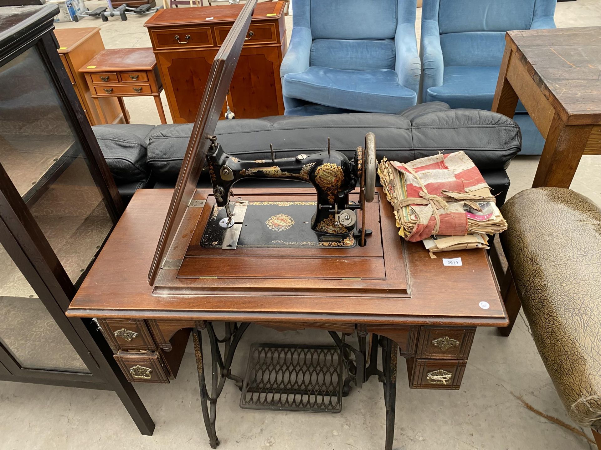 A SINGER TREADLE SEWING MACHINE (NO.51961) AND A QUANTITY OF PATTERN PAMPHLETS