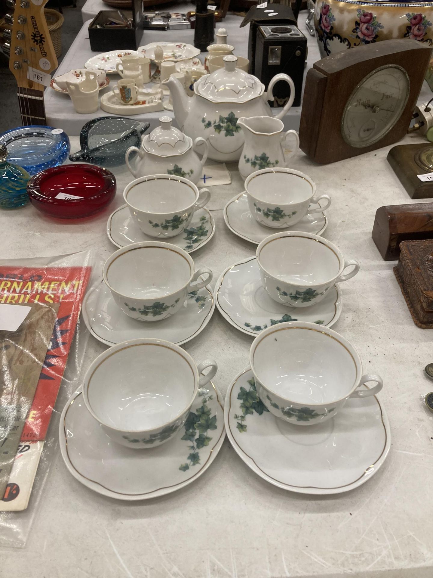 A FIESTA TEASET TO INCLUDE A TEAPOT, SUGAR BOWL, CREAM JUG, SIX CUPS AND SAUCERS