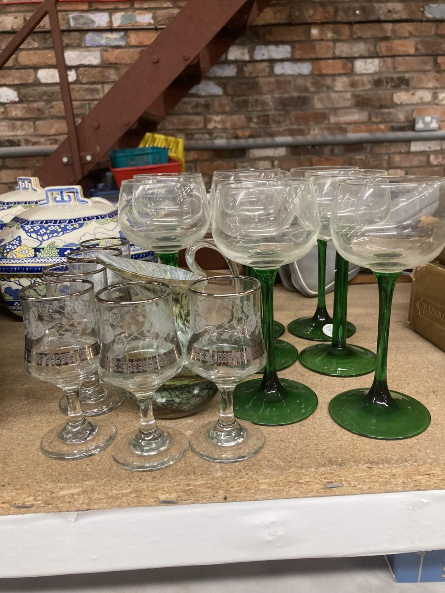 A QUANTITY OF VINTAGE GLASSES TO INCLUDE SHERRY AND WINE