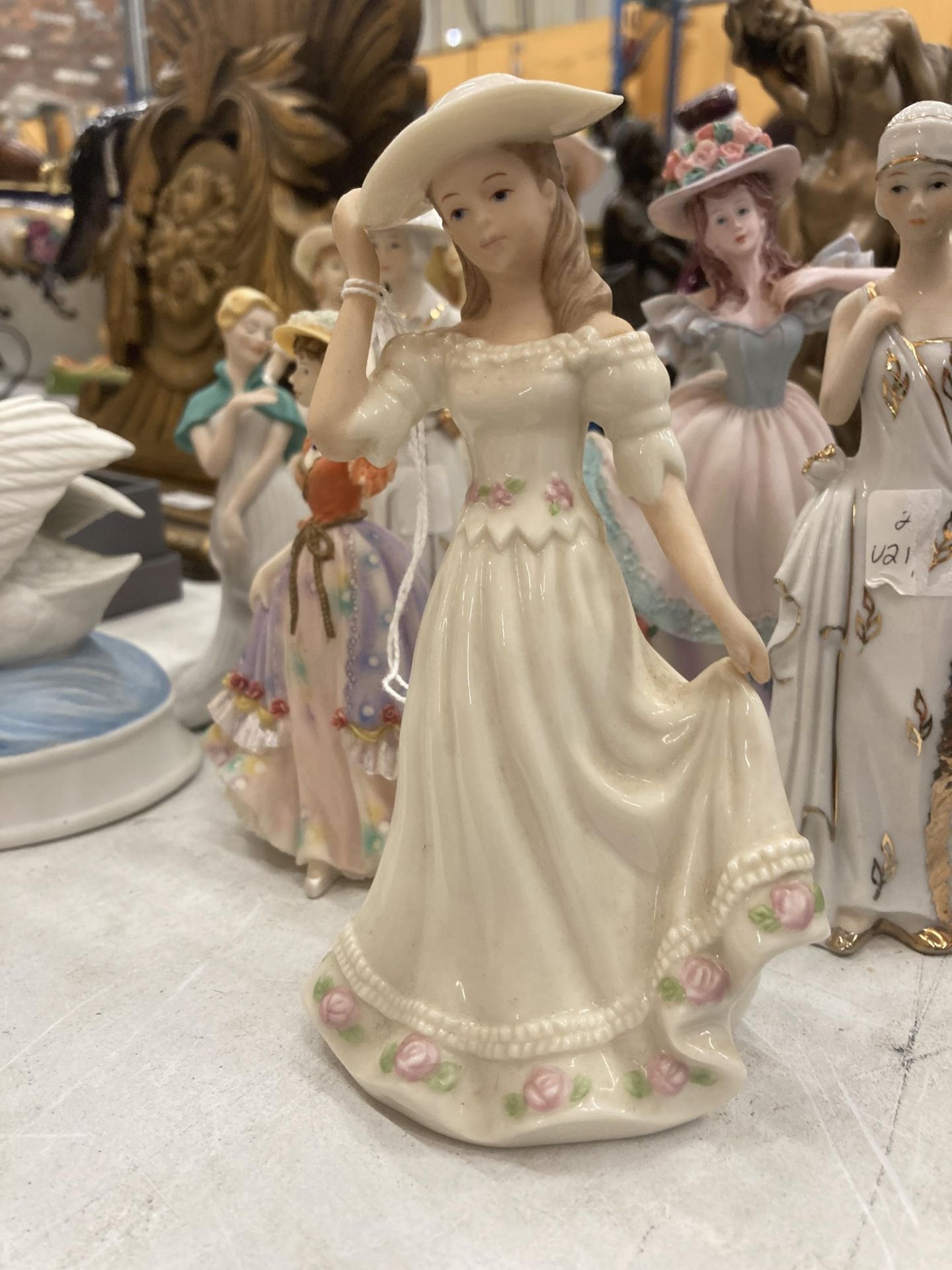 A QUANTITY OF LADY FIGURES TO INCLUDE REGENCY FINE ARTS AND REGAL - Image 2 of 5