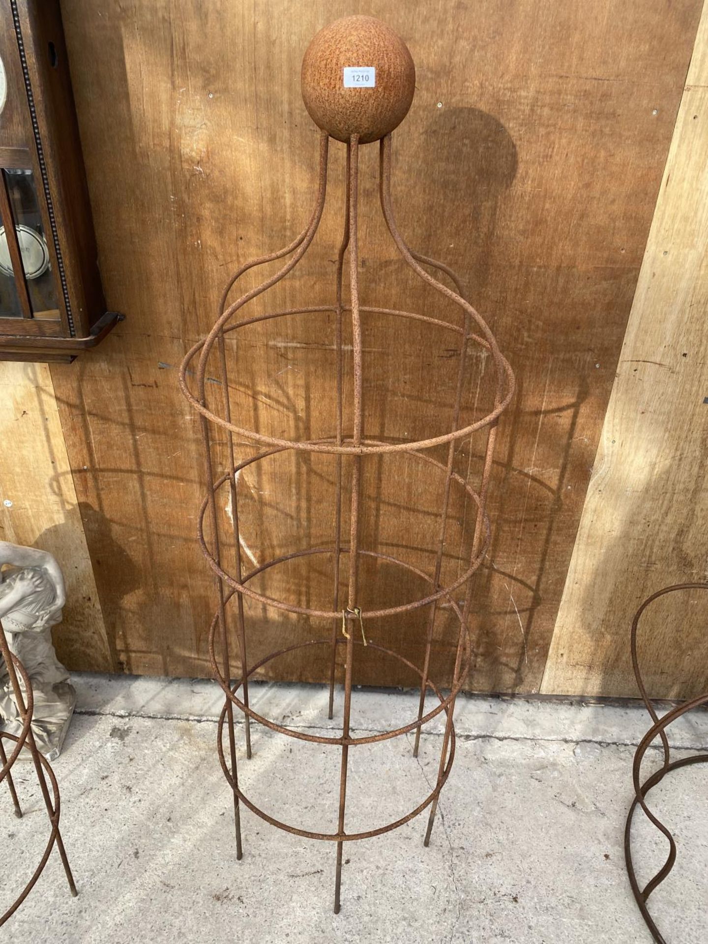 A WROUGHT IRON GARDEN OBELISK WITH BALL TOP (H:169CM)