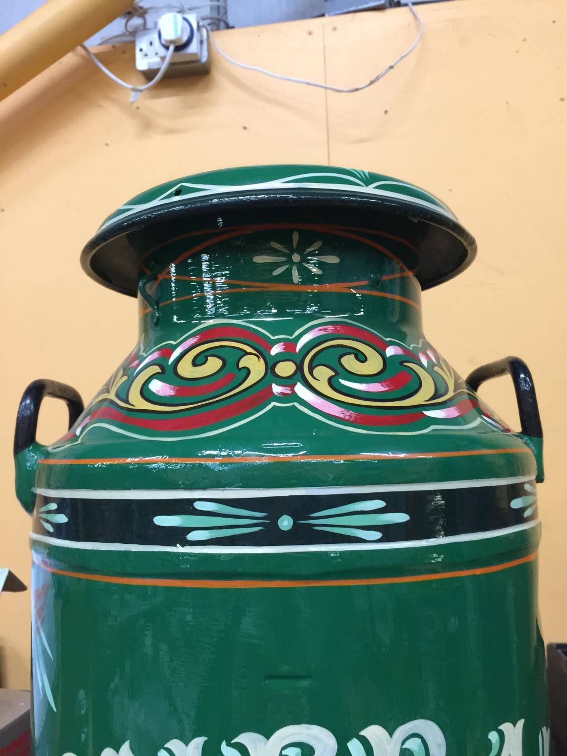A HANDPAINTED GYPSY MILK CHURN IN THE 'APPLEBY STALLION' DESIGN HEIGHT 72CM SIGNED - Image 6 of 8