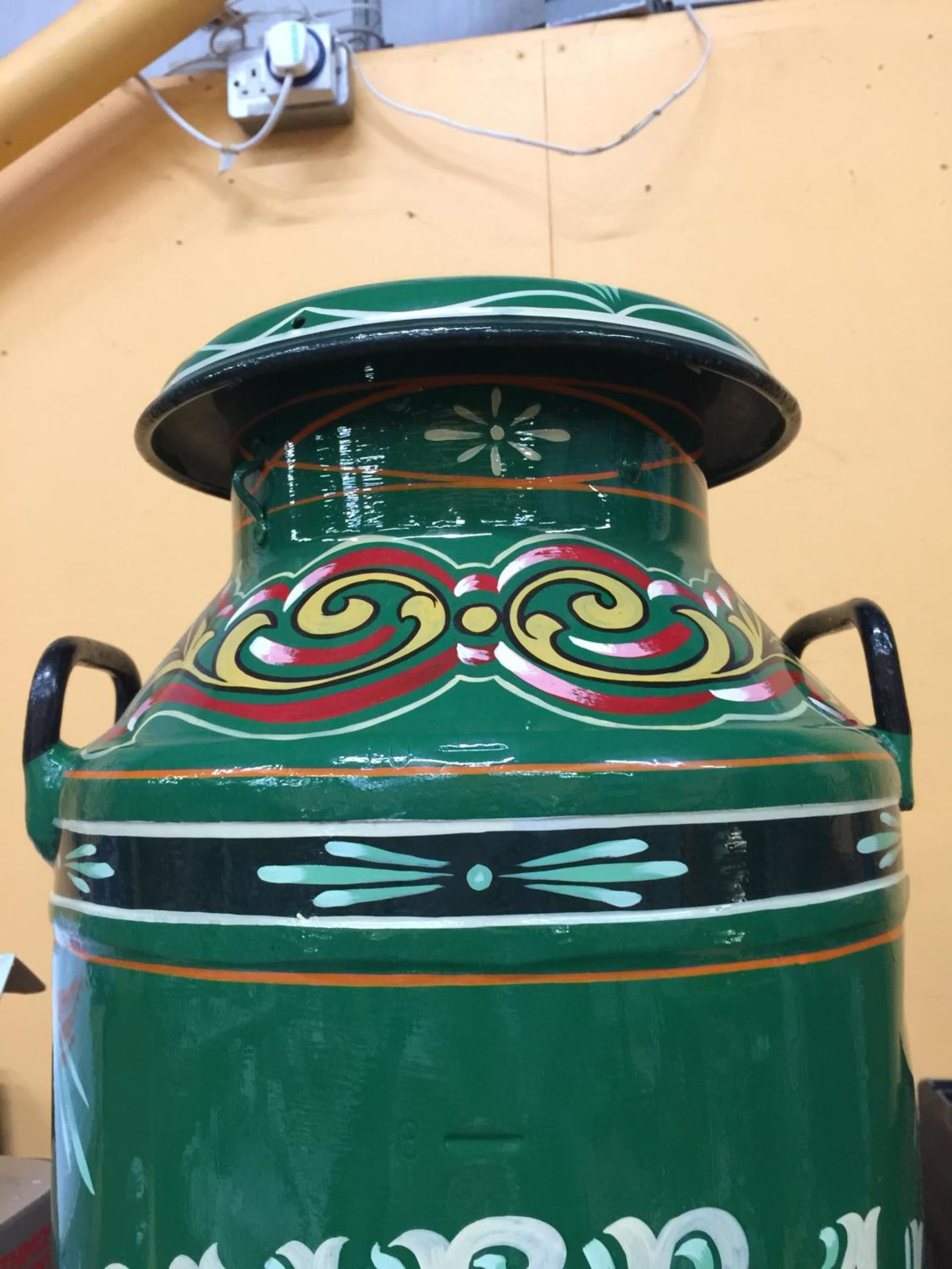 A HANDPAINTED GYPSY MILK CHURN IN THE 'APPLEBY STALLION' DESIGN HEIGHT 72CM SIGNED - Image 6 of 8