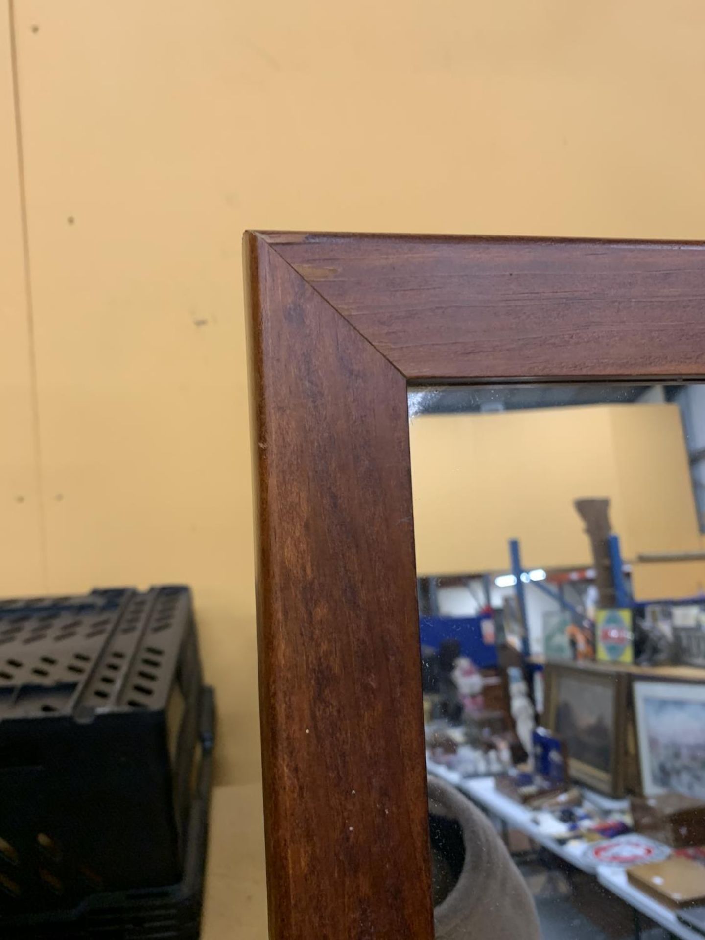 A MAHOGANY FRAMED DRESSING TABLE MIRROR - Image 2 of 3