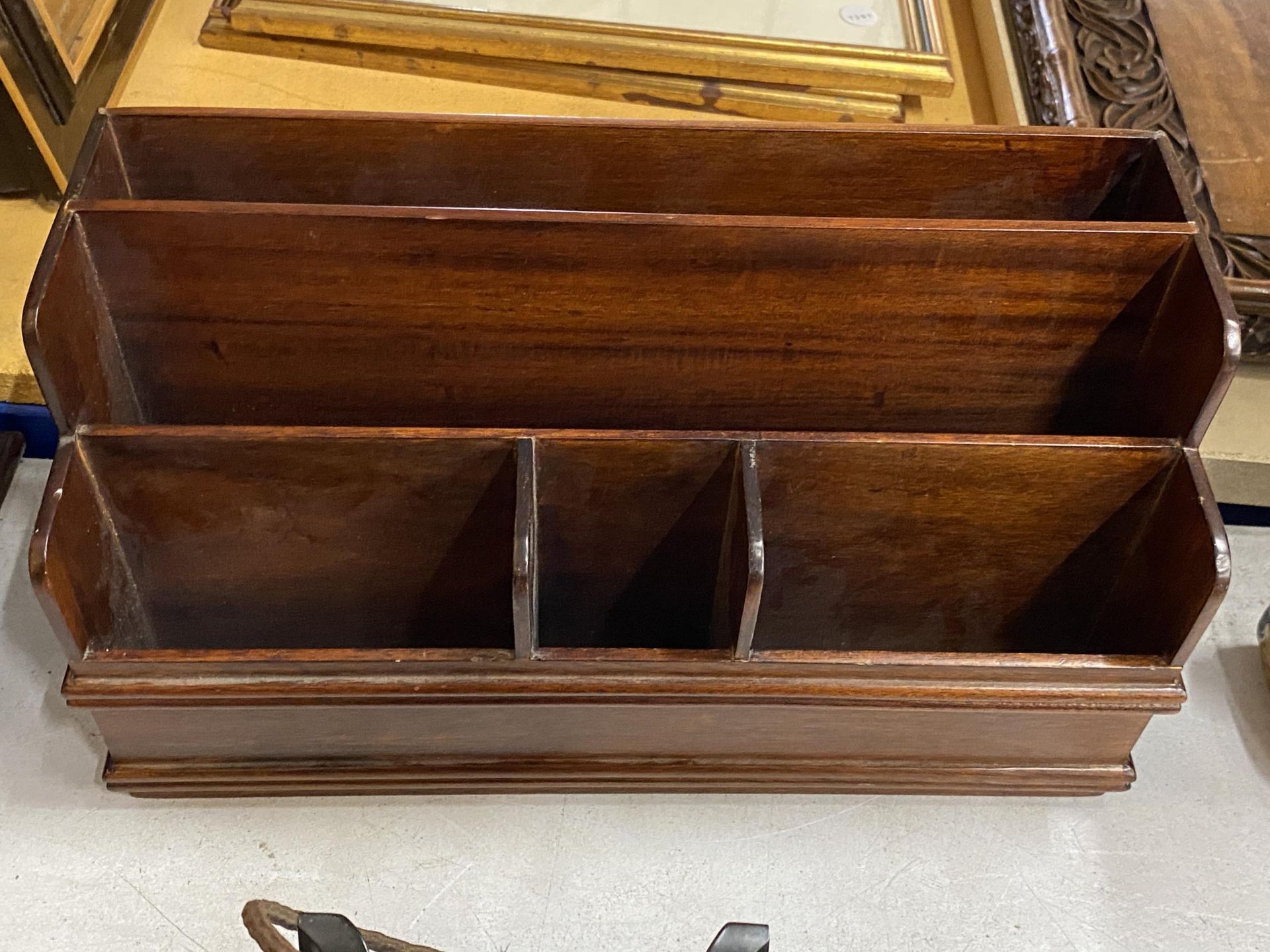 A VINTAGE MAHOGANY DESK TIDY / LETTER STAND