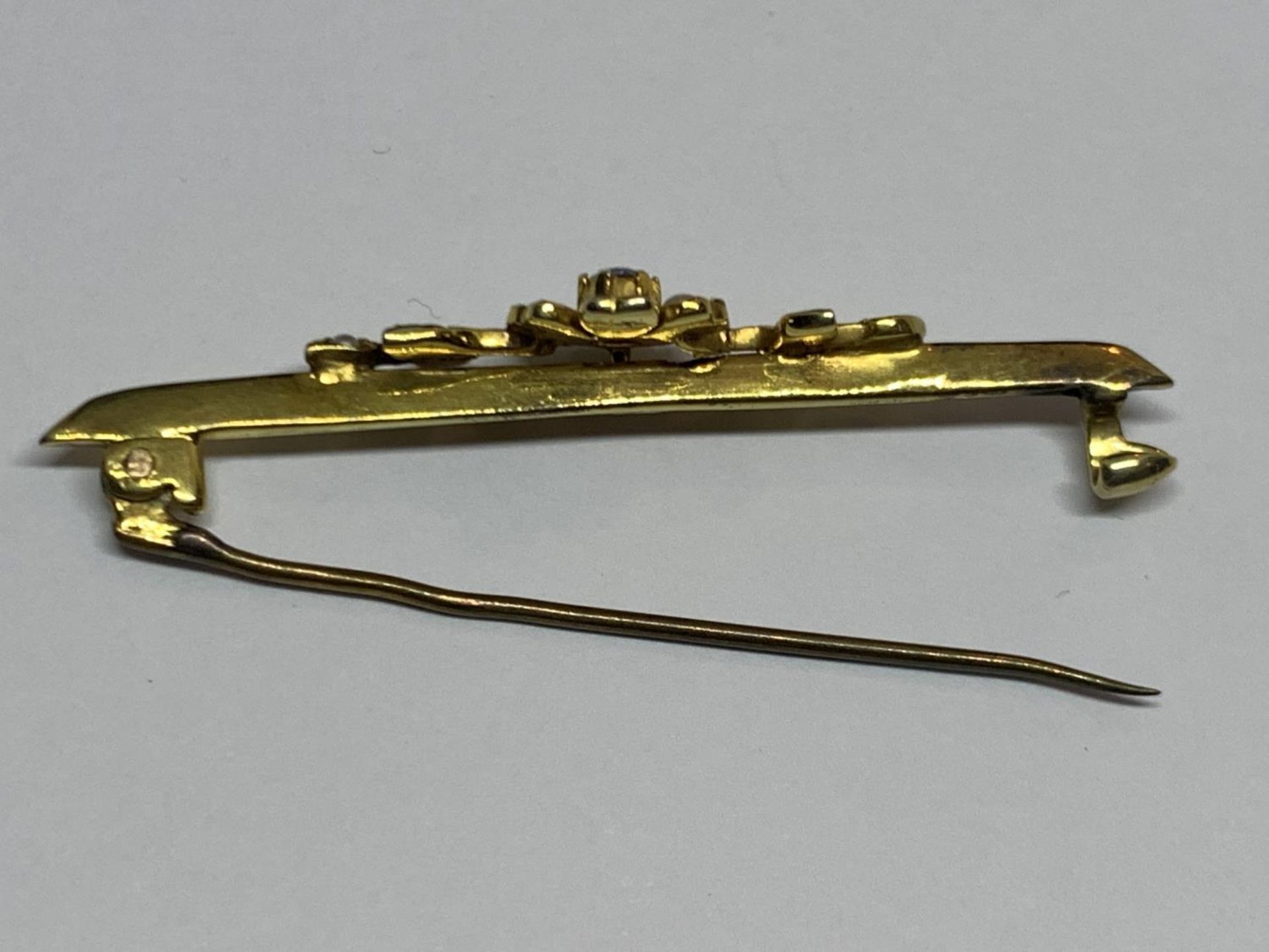 A 10CT YELLOW GOLD FLORAL SEED PEARL BROOCH (MISSING SOME PEARLS), WEIGHT 2.25G, BOXED - Image 3 of 4