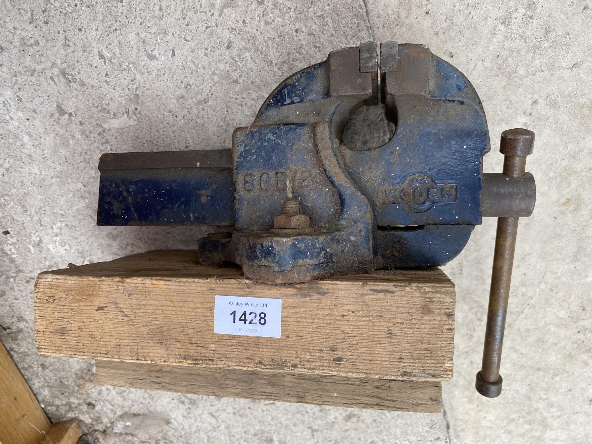 A WODEN HEAVY DUTY BENCH VICE