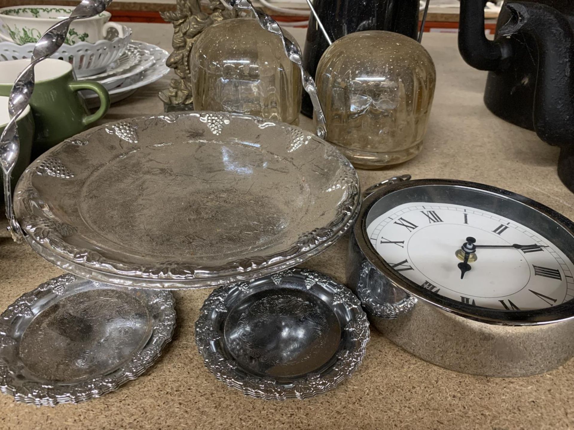 VARIOUS ITEMS TO INCLUDE AN ORNATE BRASS MANTLE CLOCK, A TEA CAN, CLOCK ETC - Image 3 of 4