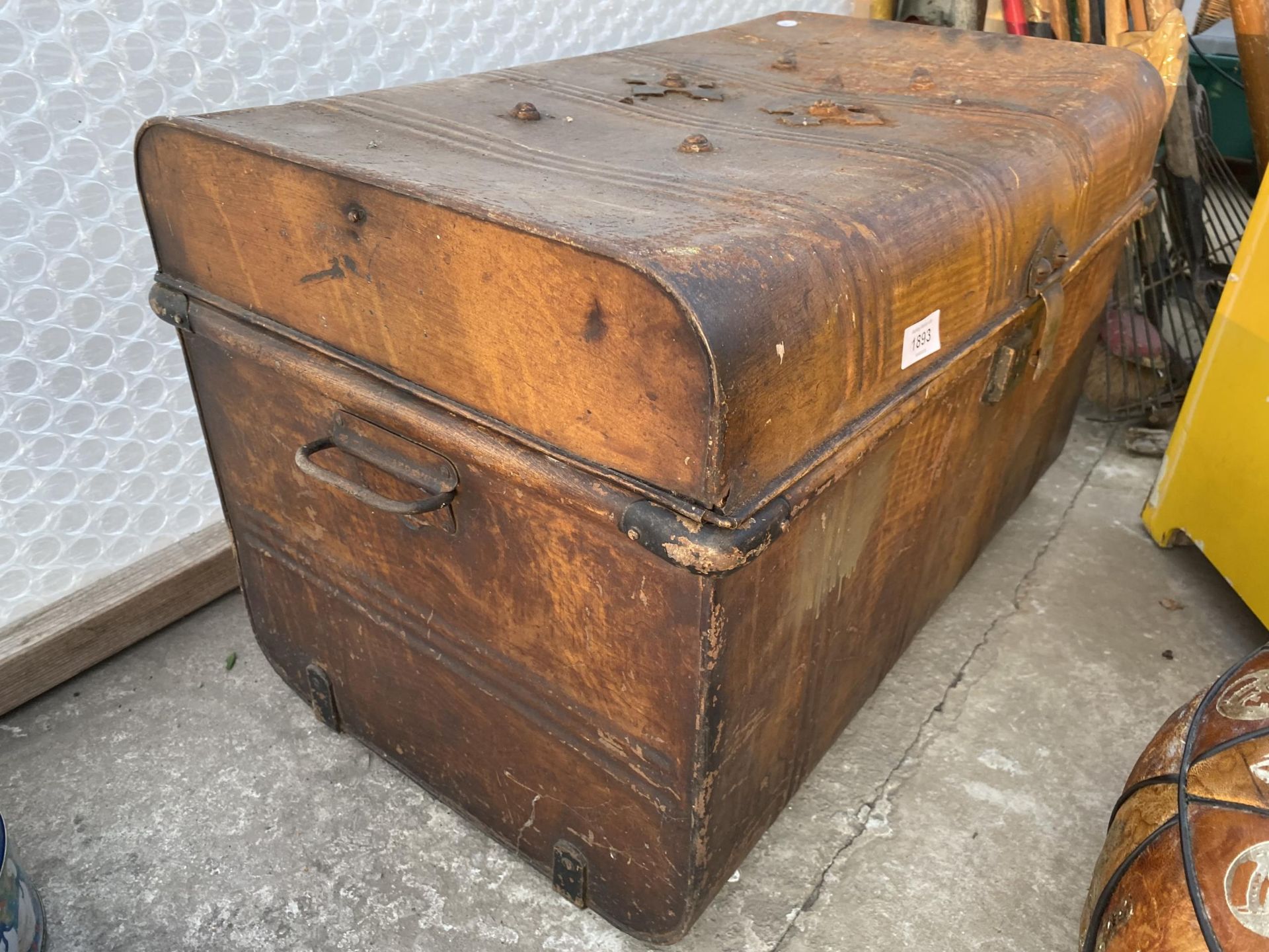 A VINTAGE METAL TRAVEL TRUNK TO INCLUDE TOOLS AND A TRIBAL STYLE CUSHION - Image 3 of 5