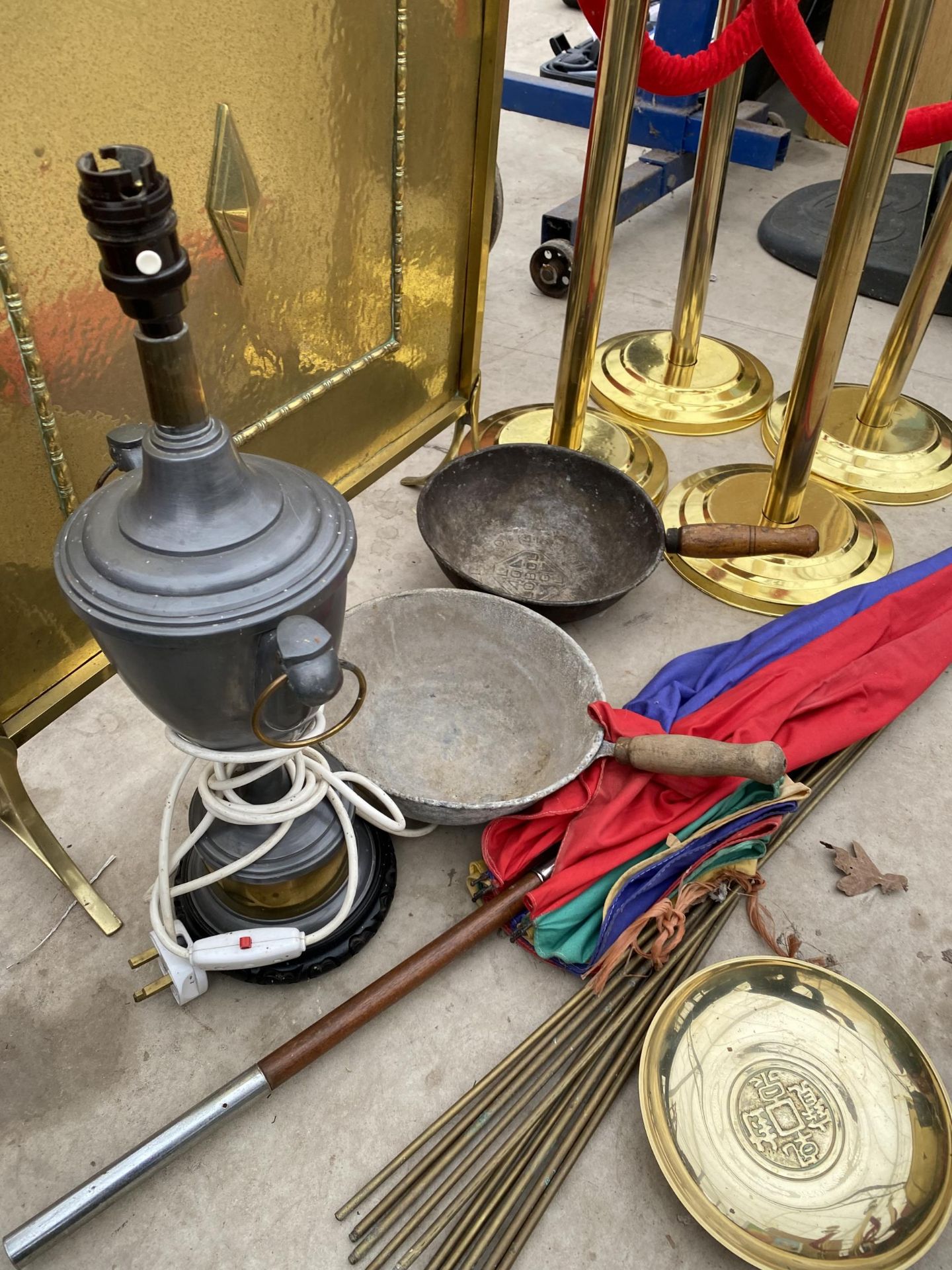 AN ASSORTMENT OF ITEMS TO INCLUDE A BRASS FIRE SCREEN, FEED SCOOPS AND A TABLE LAMP ETC - Image 4 of 4