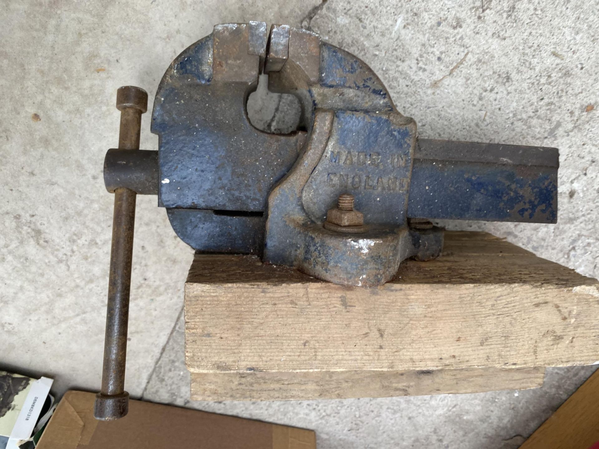 A WODEN HEAVY DUTY BENCH VICE - Image 2 of 2