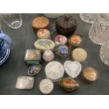 A COLLECTION OF TRINKET AND PILL BOXES TO INCLUDE CERAMIC, WOODENMETAL, ETC