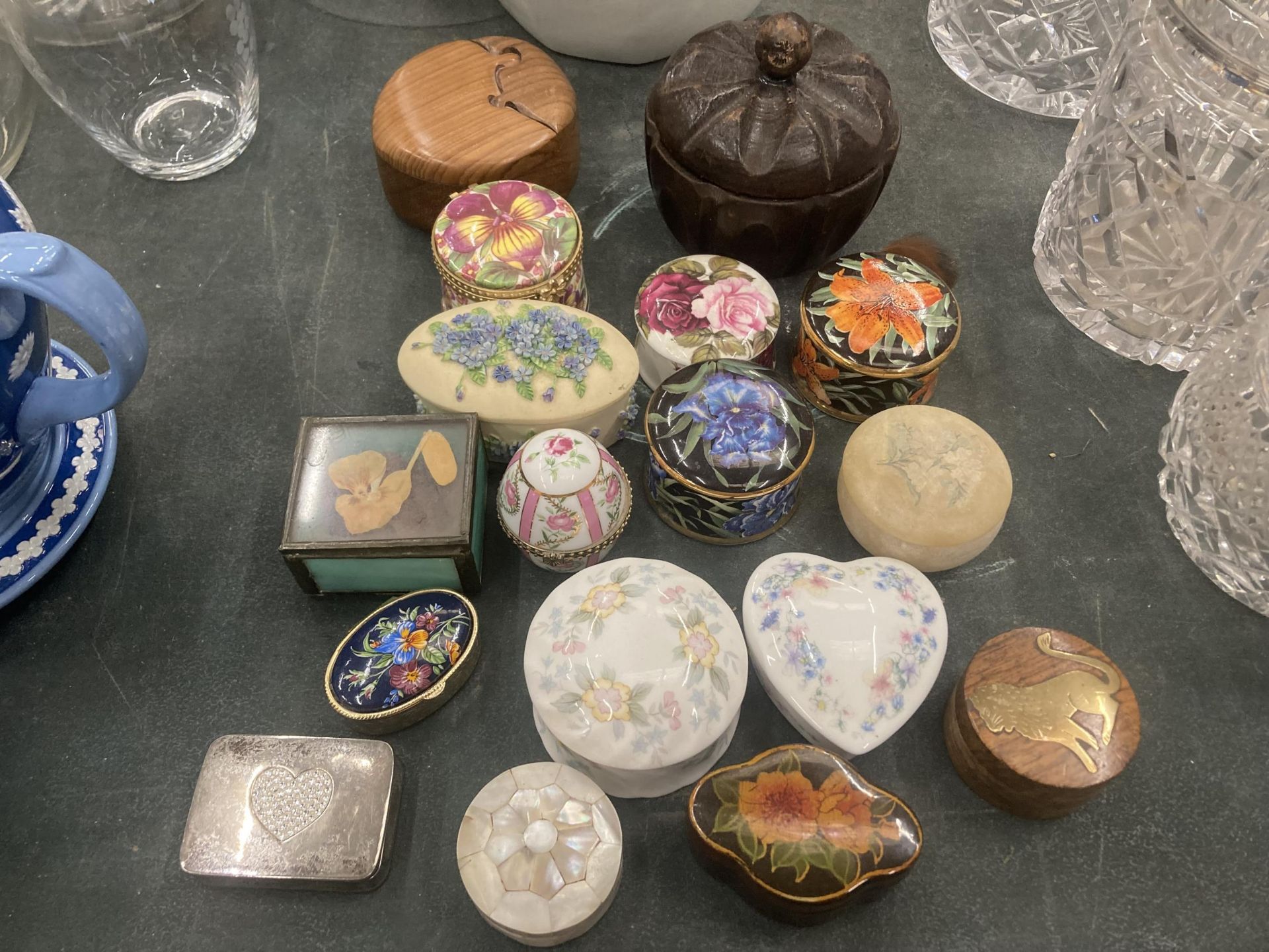 A COLLECTION OF TRINKET AND PILL BOXES TO INCLUDE CERAMIC, WOODENMETAL, ETC