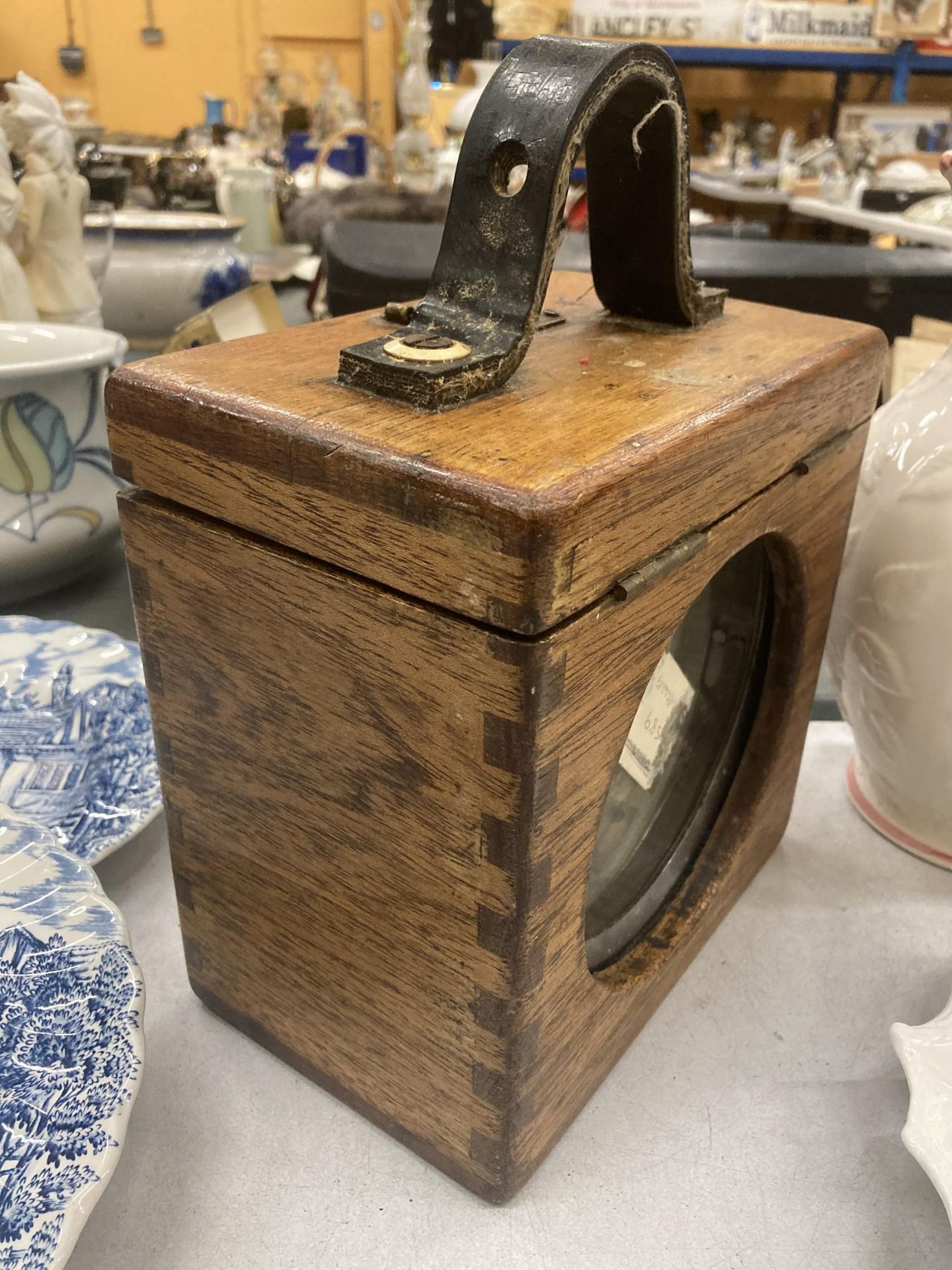 A VINTAGE PIGEON RACING CLOCK IN AN OAK CASE - Image 2 of 6