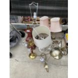 AN ASSORTMENT OF TABLE LAMPS TO INCLUDE AN AYNSLEY EXAMPLE AND TWO BRASS AND ONYX ETC