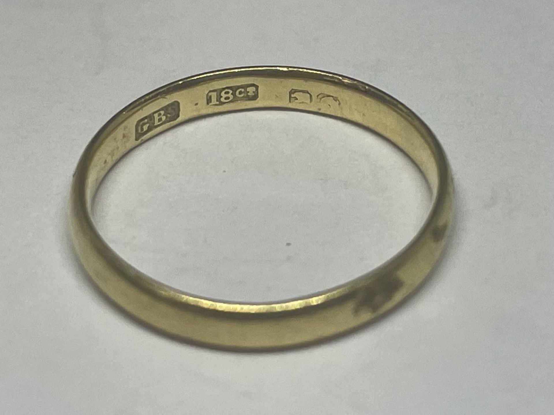 AN 18 CARAT GOLD WEDDING BAND SIZE J/K GROSS WEIGHT 1.65 GRAMS - Image 2 of 2