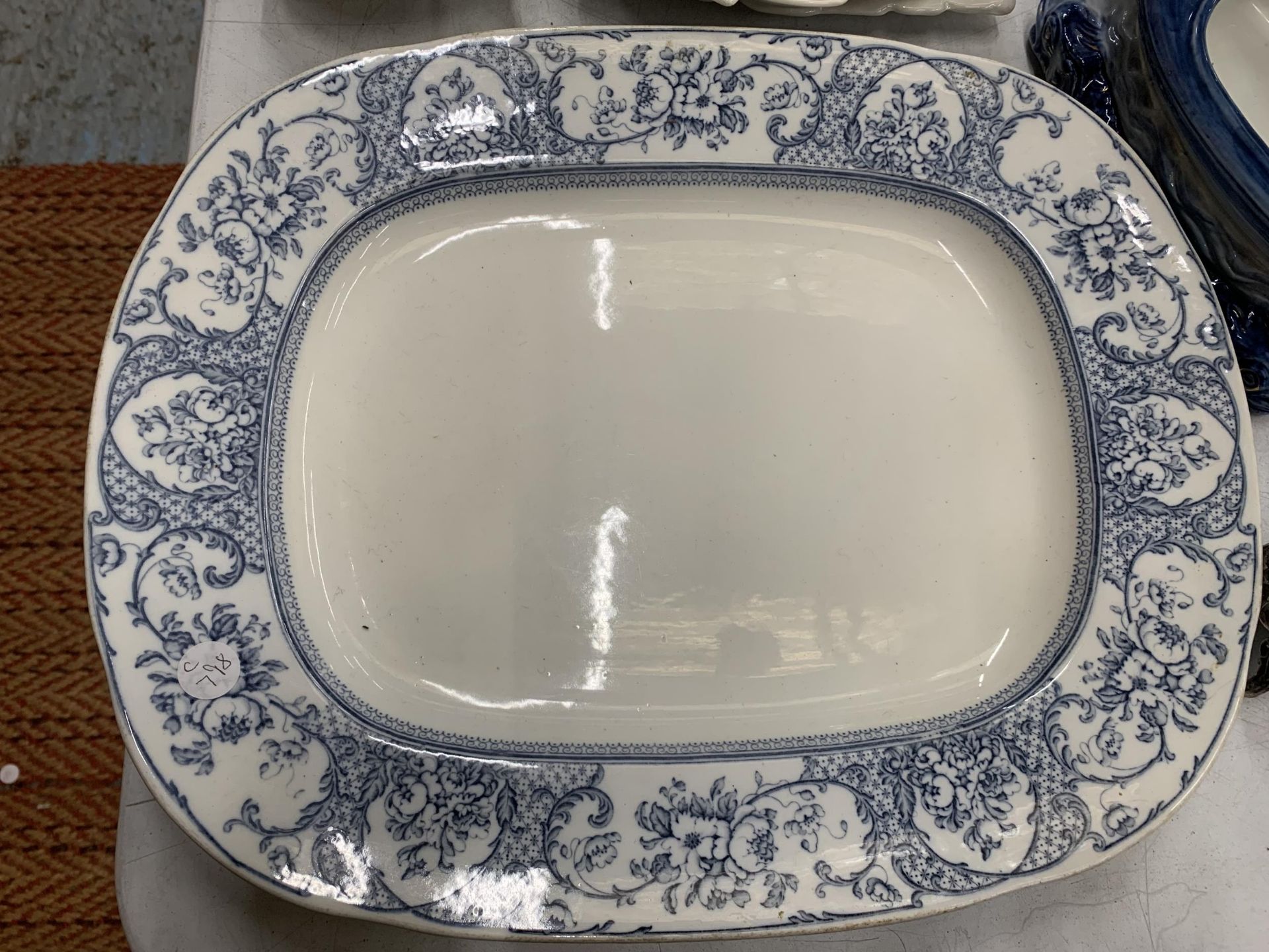 A LARGE QUANTITY OF ITEMS TO INCLUDE A BLUE AND WHITE PLATTER, ROYAL WORCESTER WILLOW PATTERN - Image 7 of 8