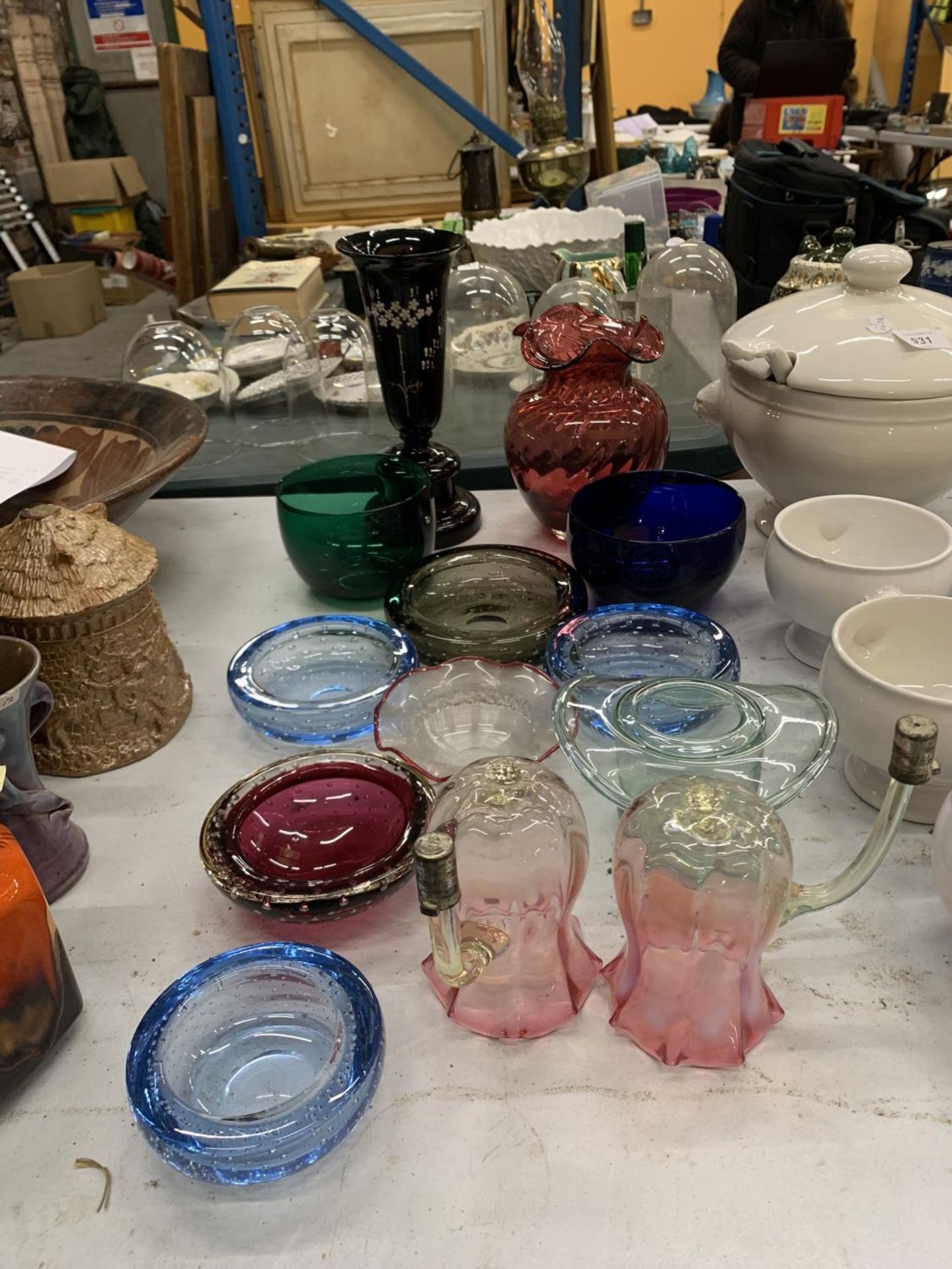 A LARGE QUANTITY OF COLOURED GLASSWARE TO INCLUDE WHITEFRIARS STYLE BUBBLE BOWLS, A FLUTED CRANBERRY