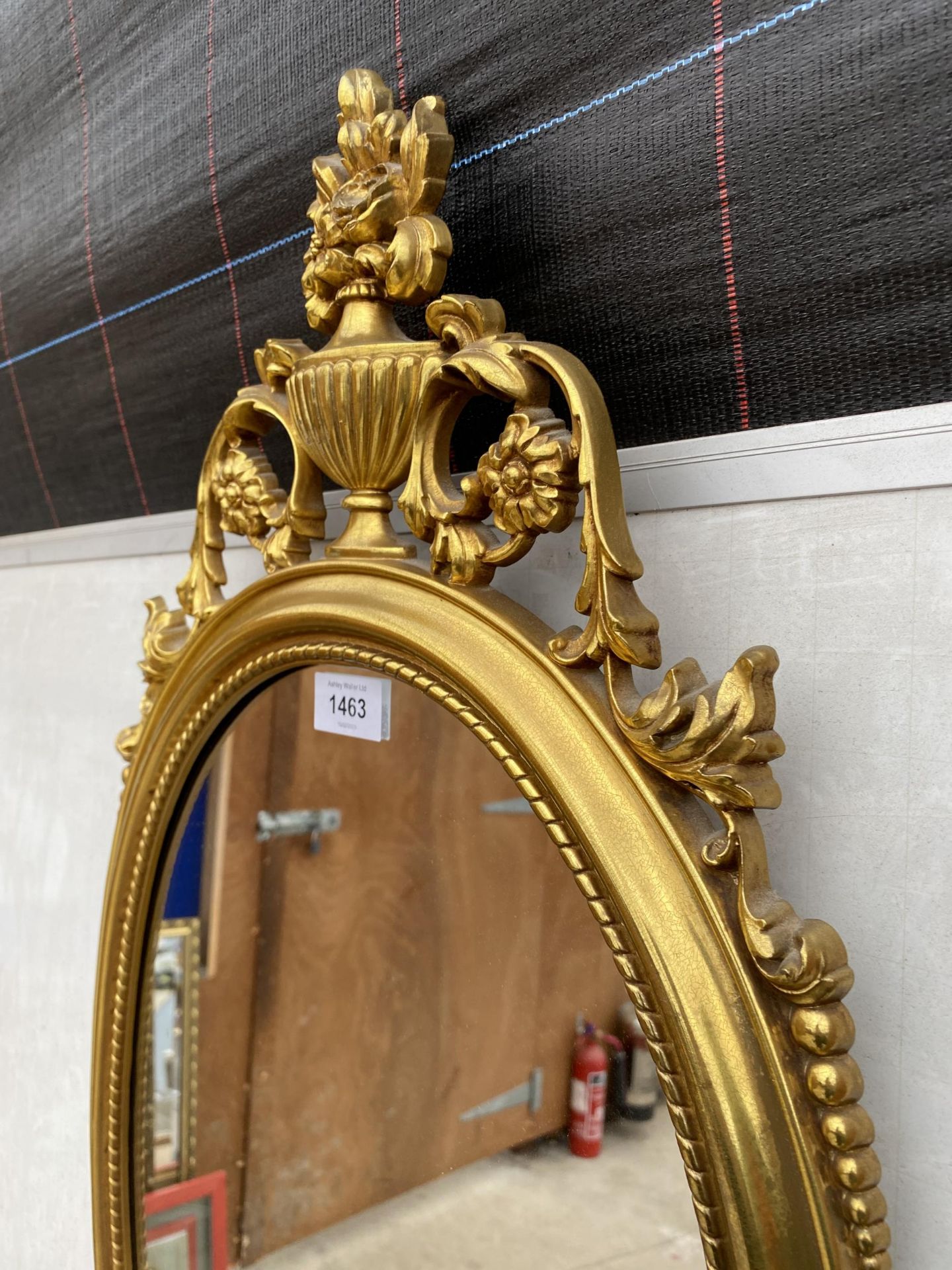 A DECORATIVE GILT FRAMED WALL MIRROR - Image 2 of 3