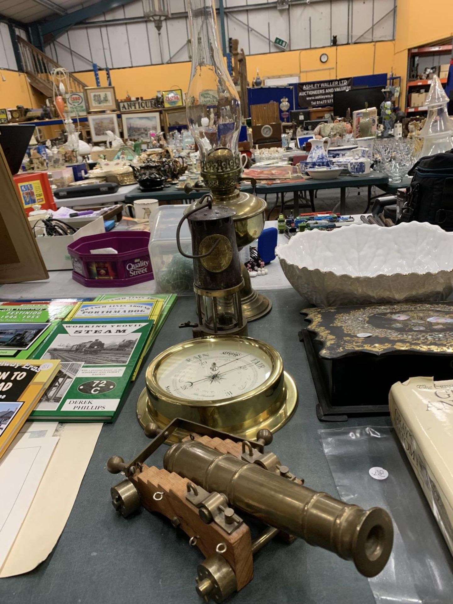 A QUANTITY OF BRASS ITEMS TO INCLUDE A MINERS LAMP, AN OIL LAMP, BAROMETER AND CANON