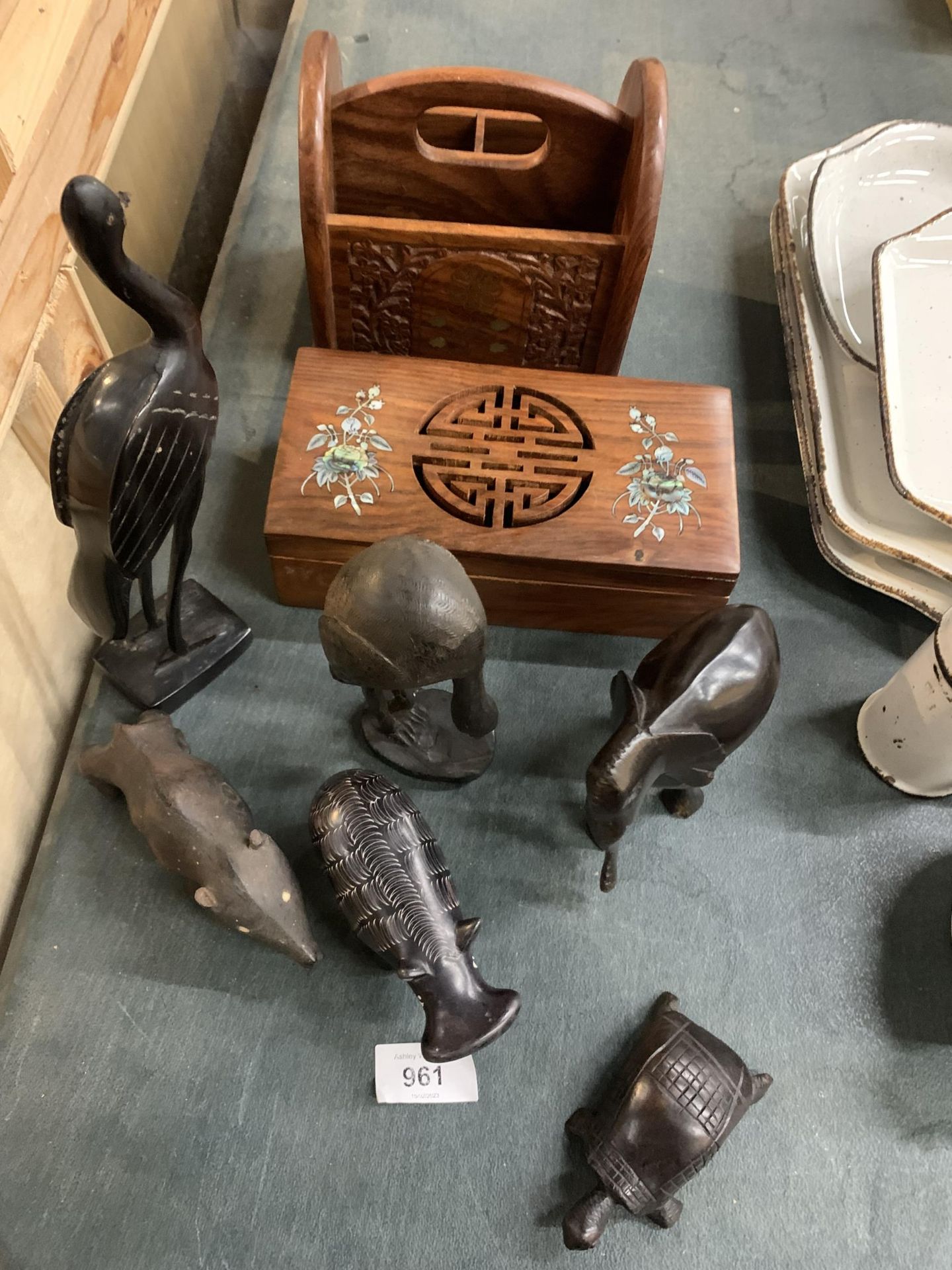 A QUANTITY OF CARVED HARDWOOD ANIMALS TO INCLUDE OSTRICHES, AN ELEPHANT, HIPPO, TURTLE, ETC PLUS A