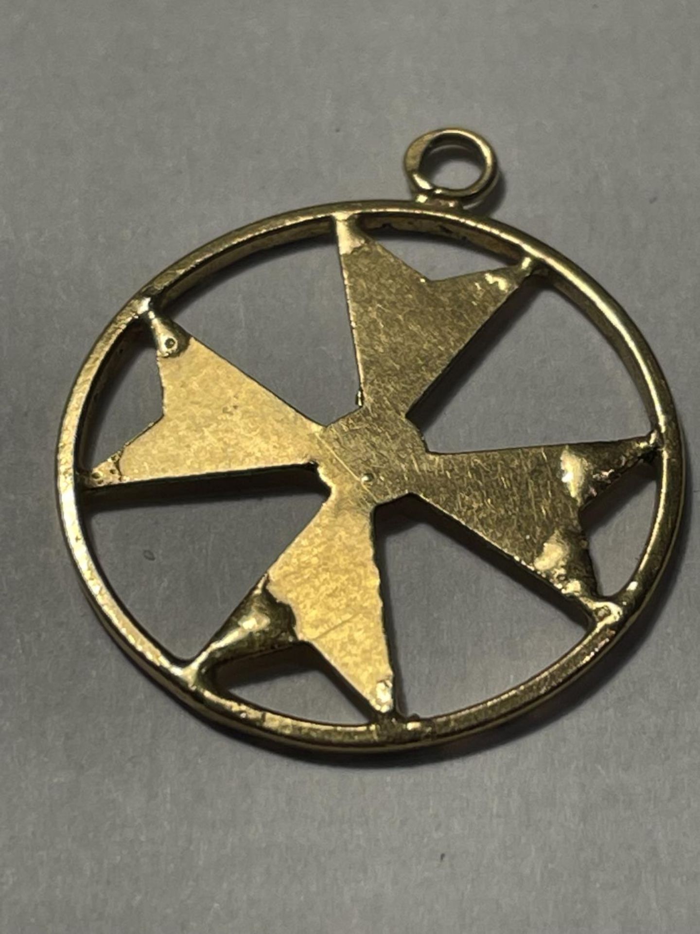 A TESTED TO 18 CARAT GOLD MALTESE CROSS PENDANT GROSS WEIGHT 1.4 GRAMS - Image 2 of 3