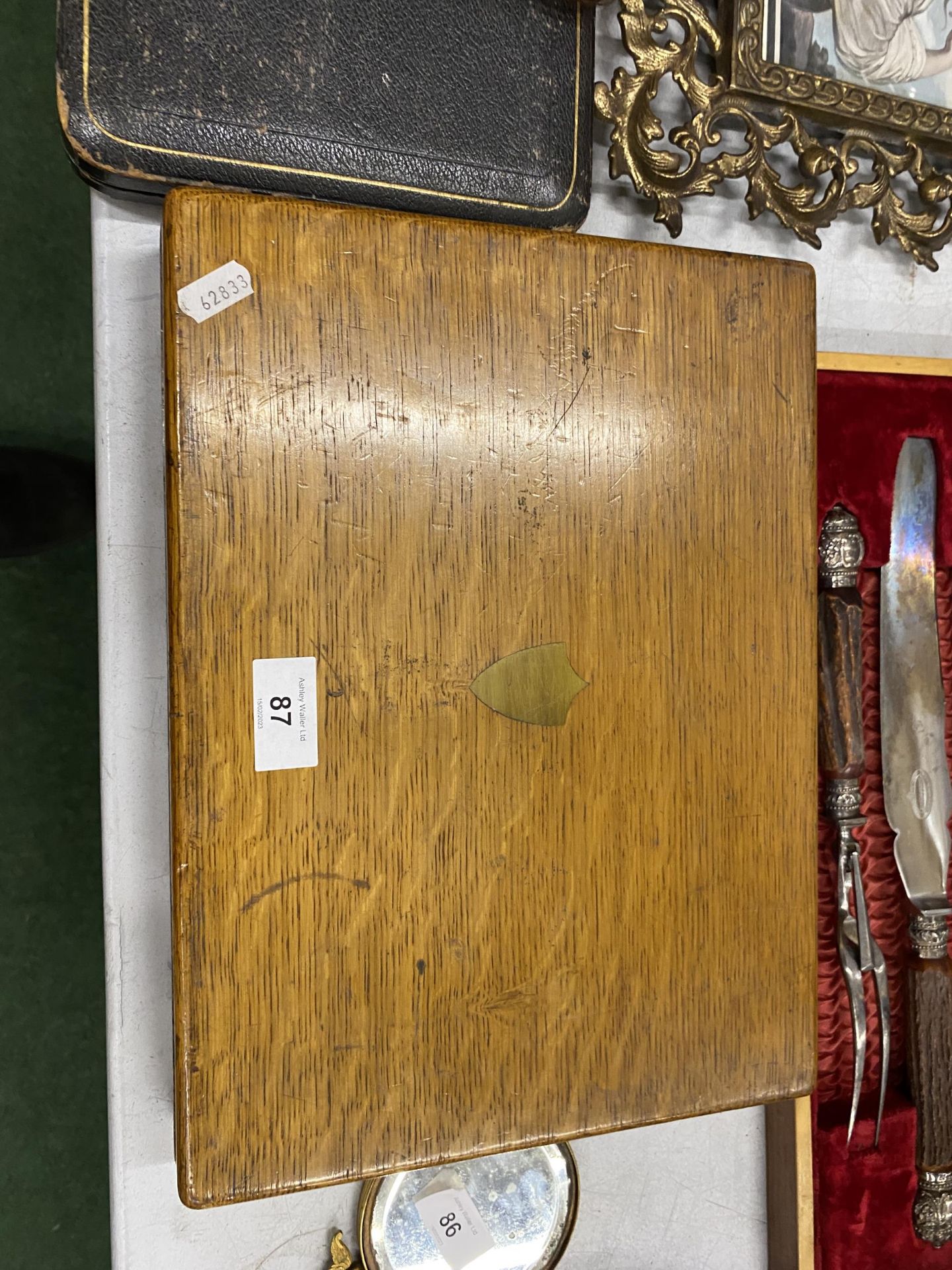 A VINTAGE OAK CASED CANTEEN OF HORN HANDLED CUTLERY WITH HALLMARKED SILVER FERRULES - Image 3 of 3