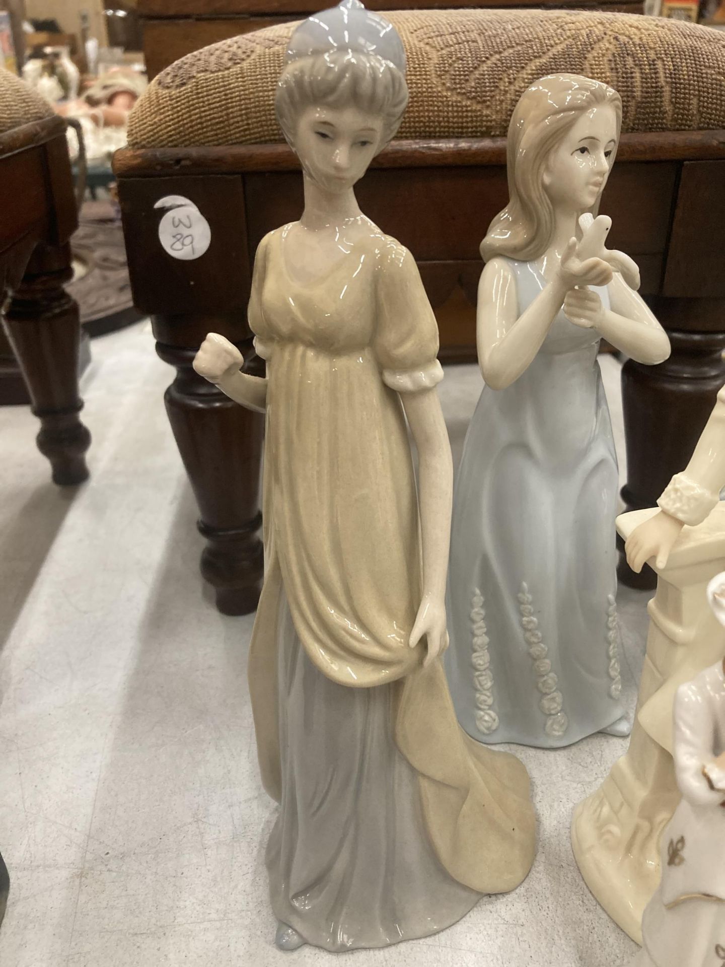 A COLLECTION OF LADY FIGURES TO INCLUDE REGENCY FINE ARTS, REGAL, ETC - Image 2 of 5