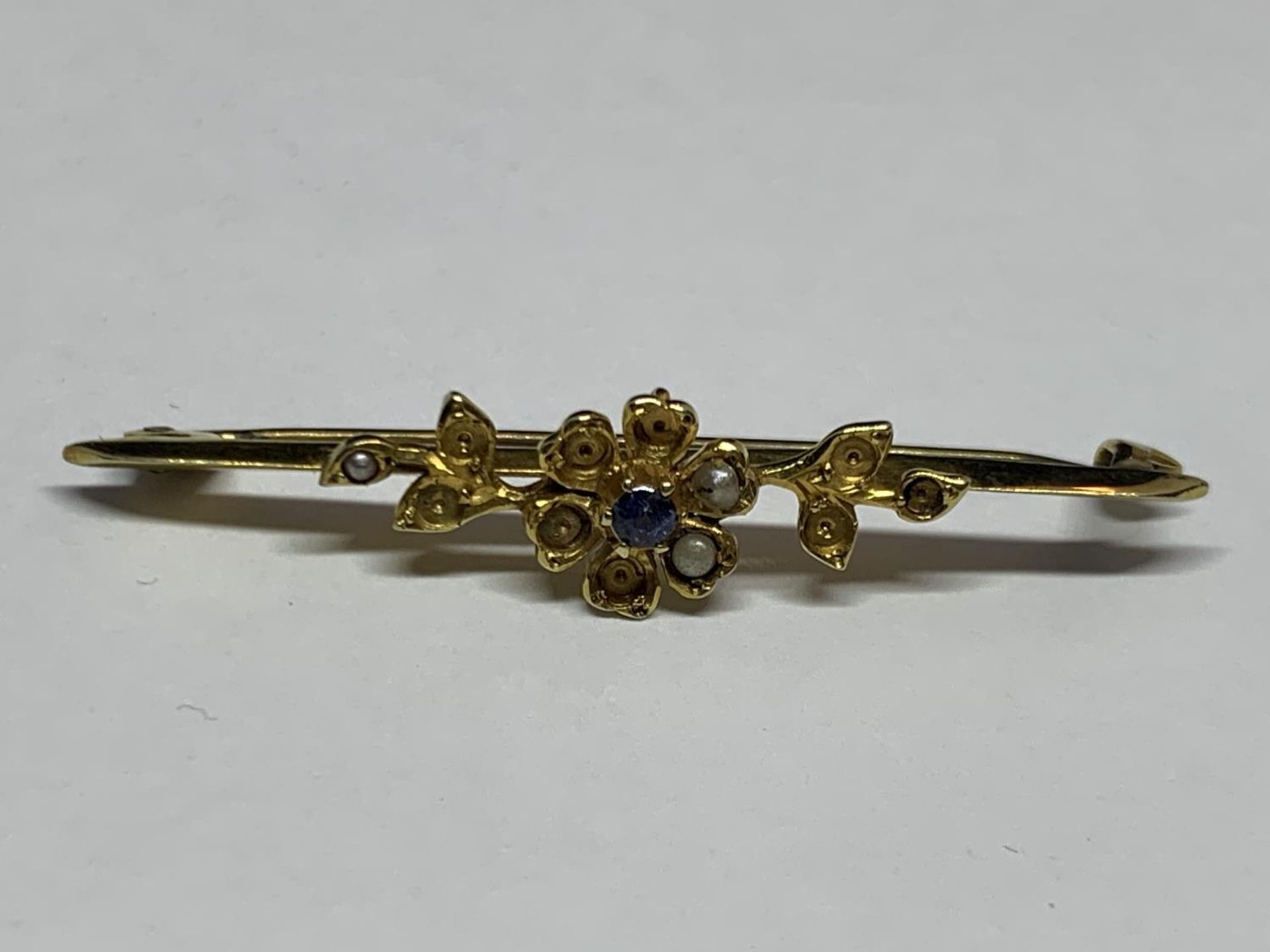 A 10CT YELLOW GOLD FLORAL SEED PEARL BROOCH (MISSING SOME PEARLS), WEIGHT 2.25G, BOXED