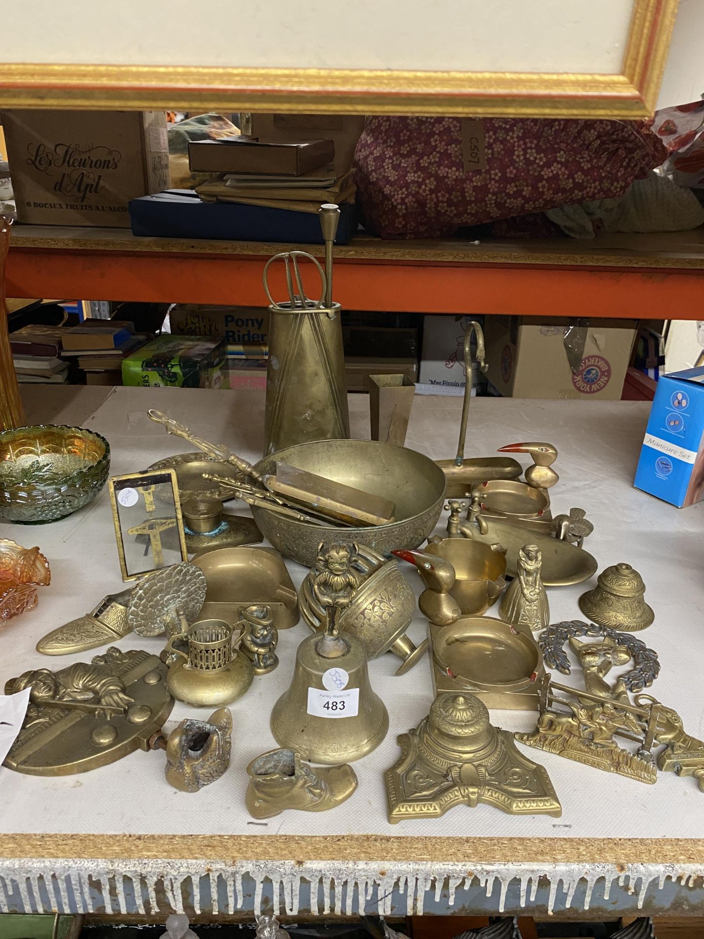 A LARGE MIXED LOT OF VINTAGE BRASSWARE ITEMS, INKSTAND, BELL ETC