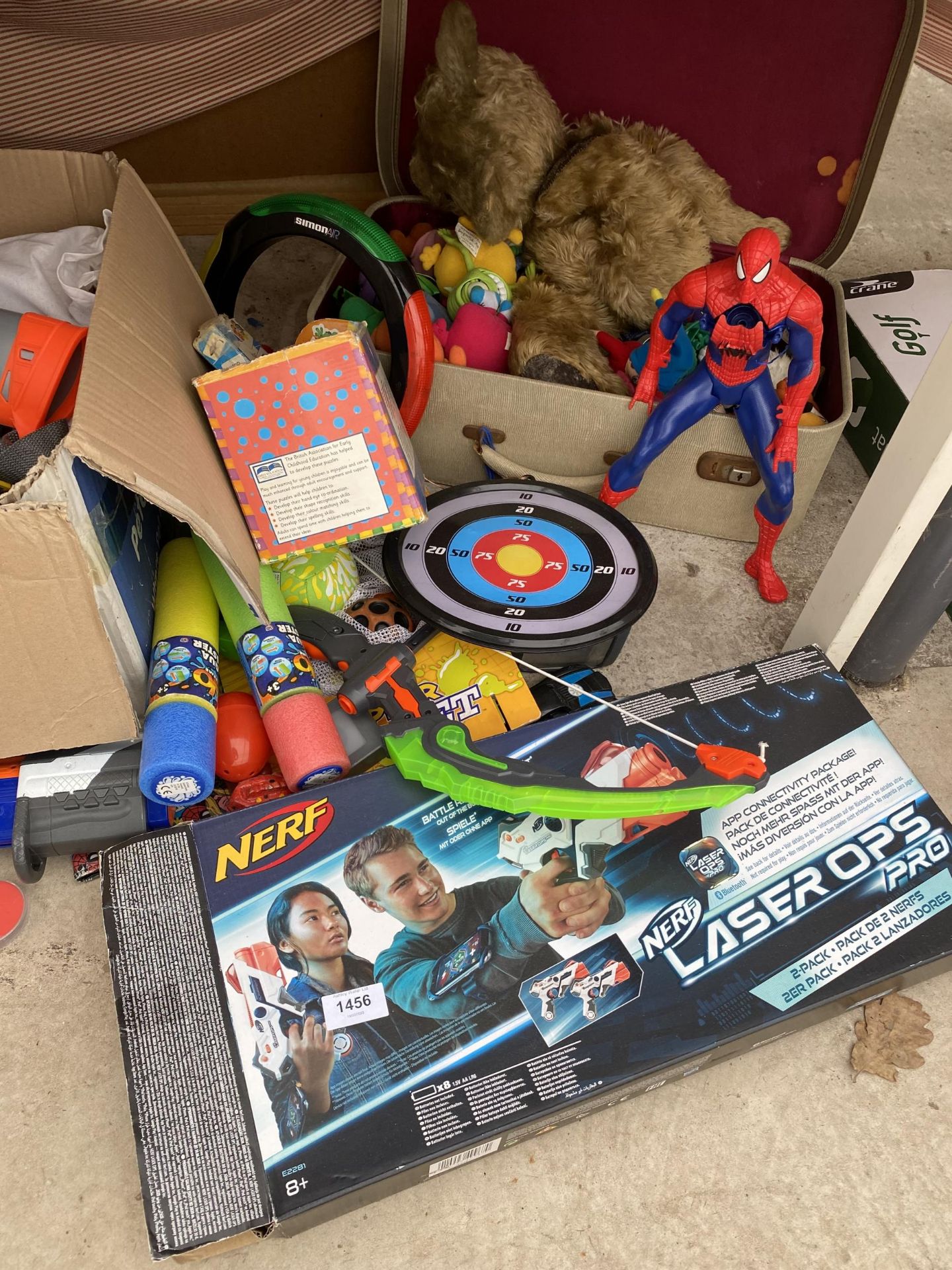 A LARGE ASSORTMENT OF CHILDRENS TOYS TO INCLUDE NERF GUNS, SPIDERMAN AND PLUSH TOYS ETC - Image 2 of 4