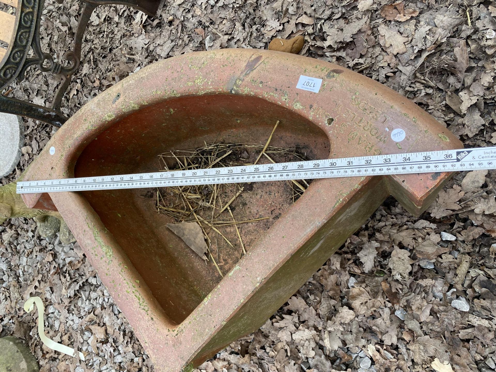 A CURVE FRONTED CORNER SALT GLAZED TROUGH - Image 3 of 5