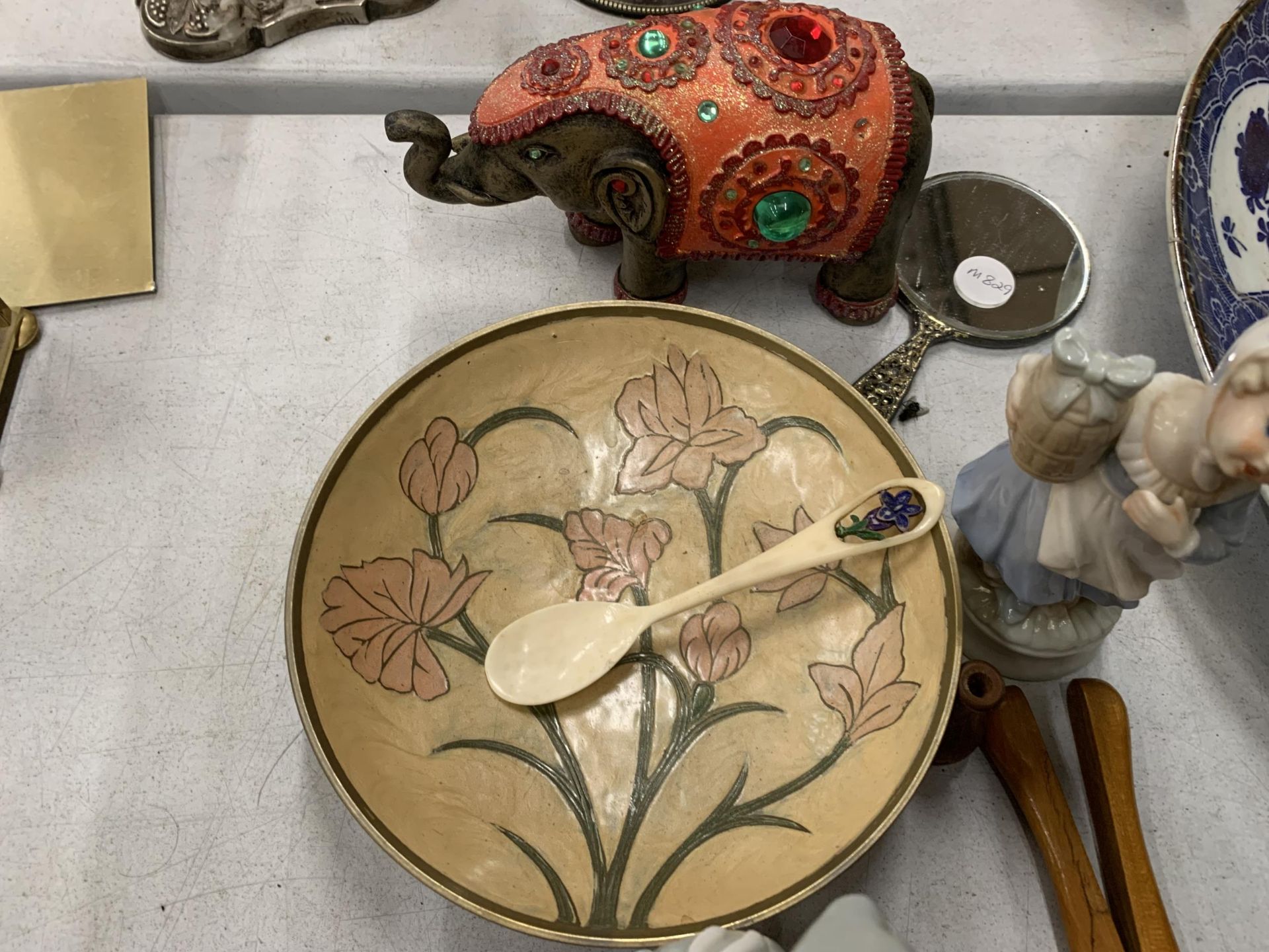 A MIXED LOT TO INCLUDE VINTAGE FANS, FIGURES, A SMALL BRASS BUDDAH, A COMPACT, TRINKET POT, - Image 3 of 5