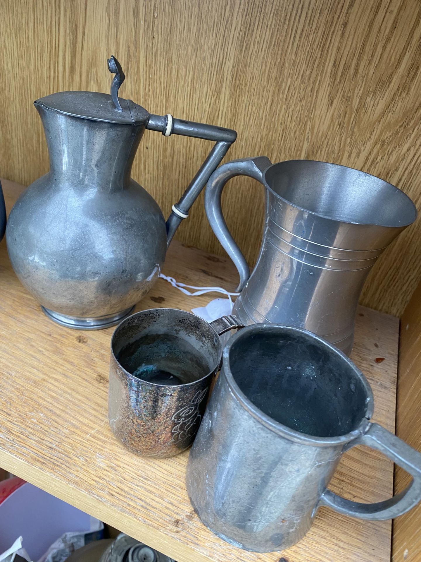 AN ASSORTMENT OF PEWTER JUGS AND TANKARDS - Image 2 of 2