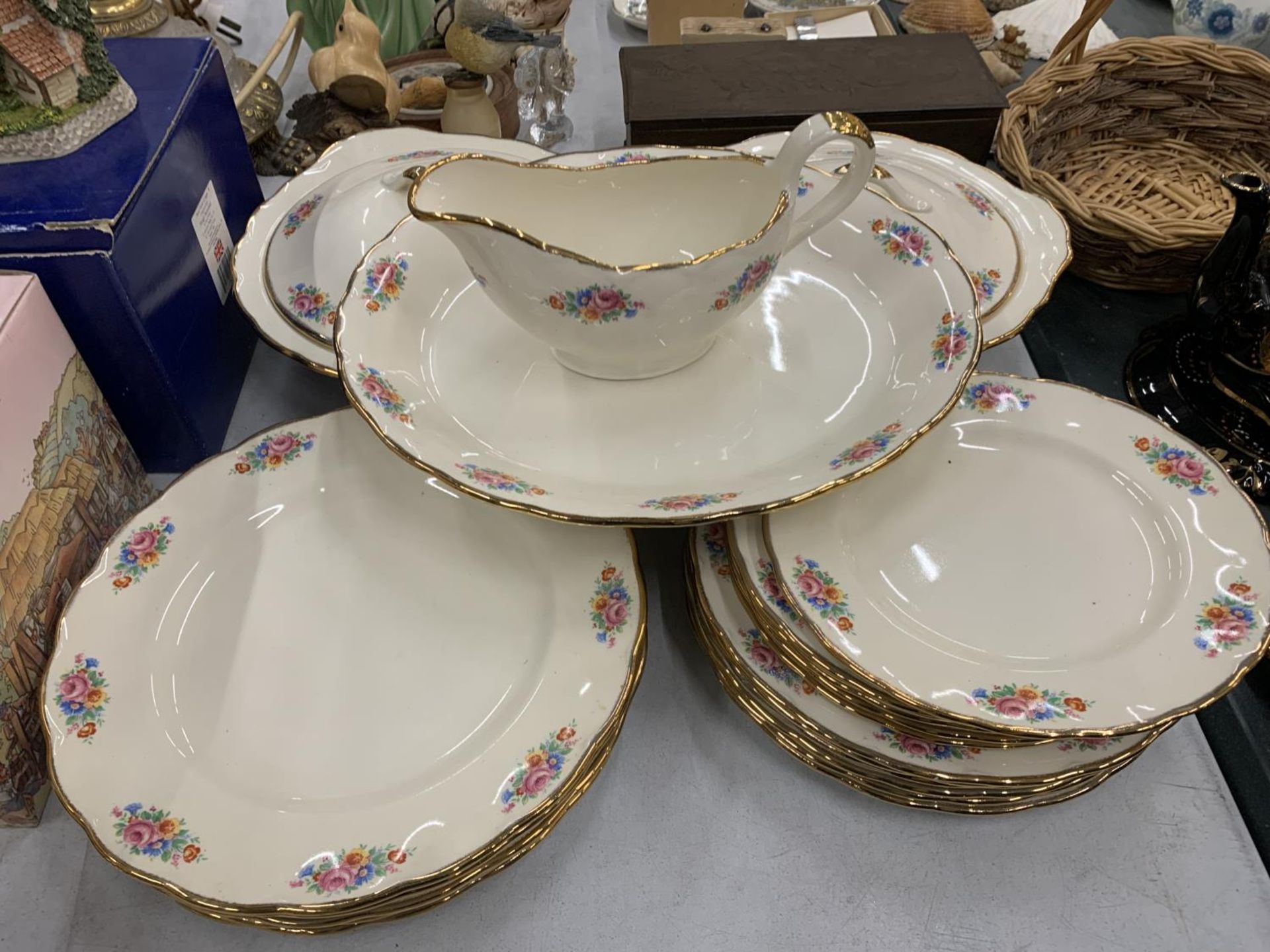 A QUANTITY OF VINTAGE GRINDLEY 'CREAM PETAL DINNERWARE TO INCLUDE SERVING TUREENS, VARIOUS SIZES - Image 3 of 4
