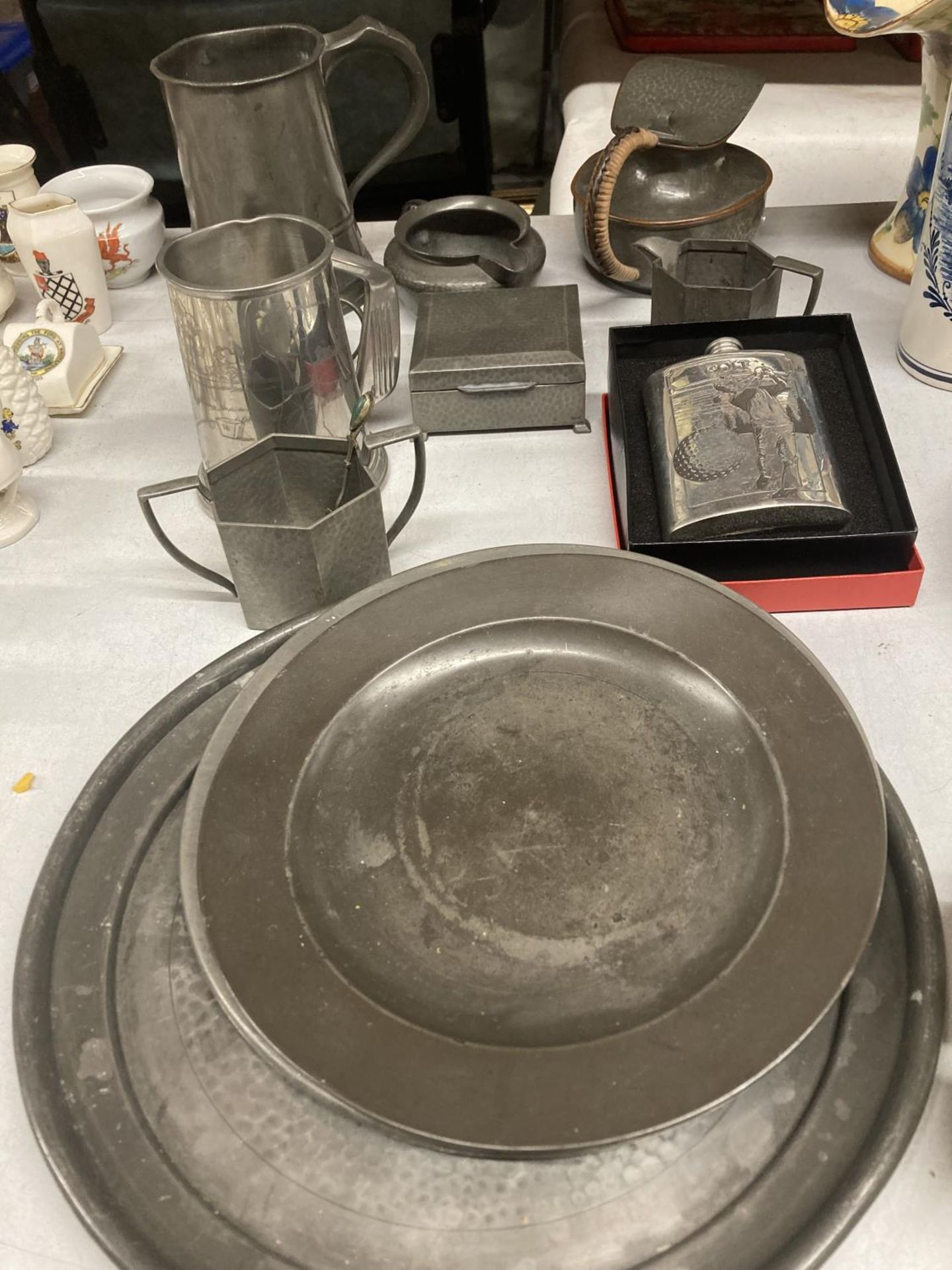A LARGE QUANTITY OF PEWTER ITEMS TO INCLUDE PLATES, HIP FLASK, TANKARDS, BOXES, JUGS ETC
