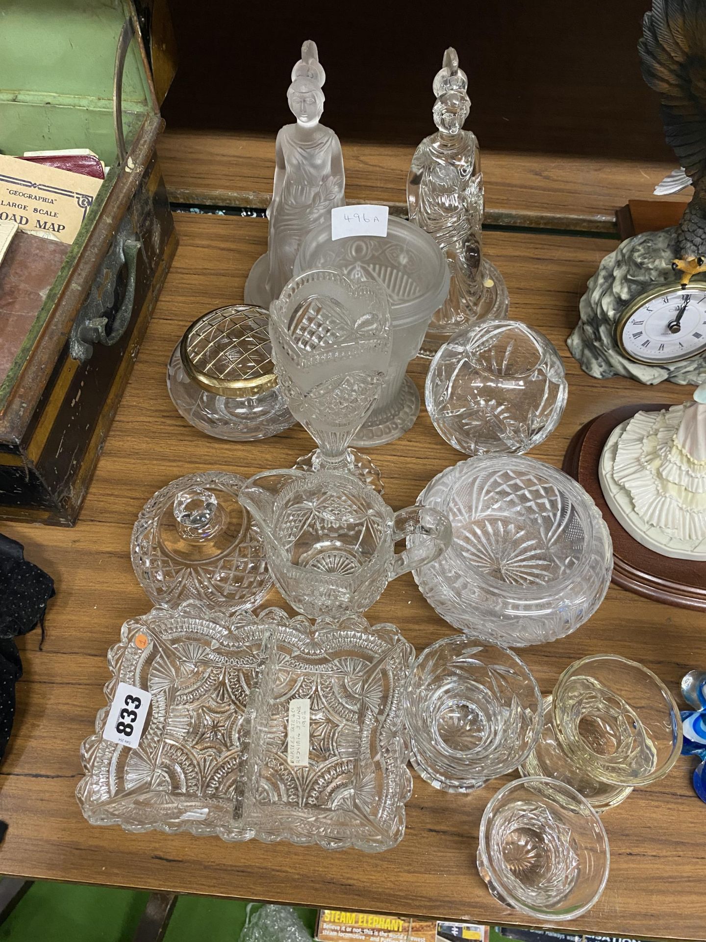 A MIXED LOT OF GLASSWARE TO INCLUDE FROSTED GLASS ETC