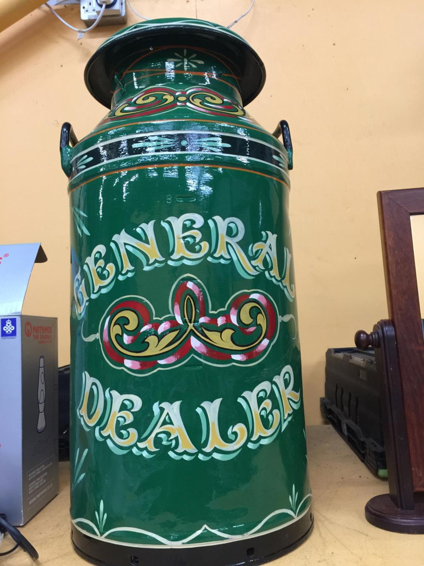 A HANDPAINTED GYPSY MILK CHURN IN THE 'APPLEBY STALLION' DESIGN HEIGHT 72CM SIGNED - Image 5 of 8