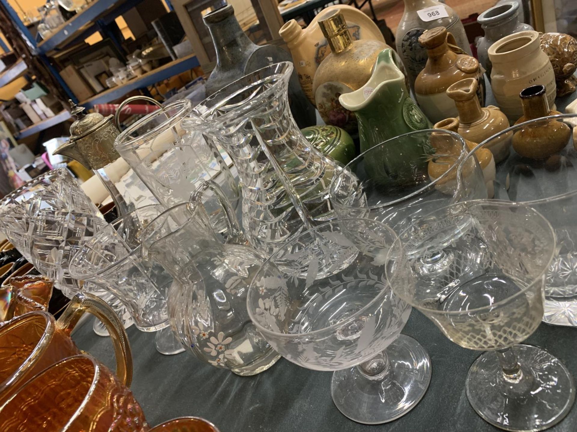 A QUANTITY OF VINTAGE CLEAR GLASSWARE TO INCLUDE A CLARET JUG, VASES, JUGS, BOWLS, ETC - Image 3 of 7