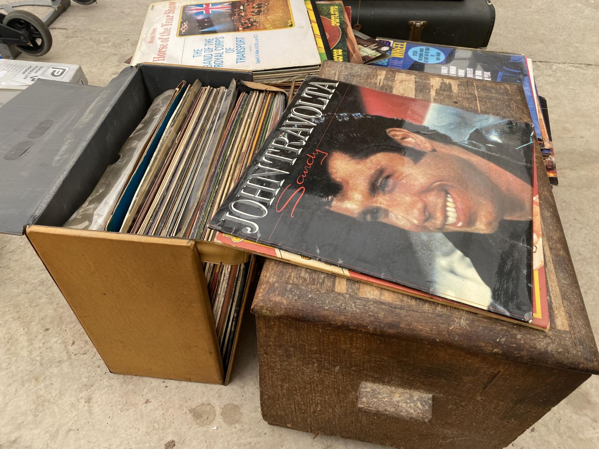 A LARGE ASSORTMENT OF VINTAGE LP RECORDS - Image 3 of 4
