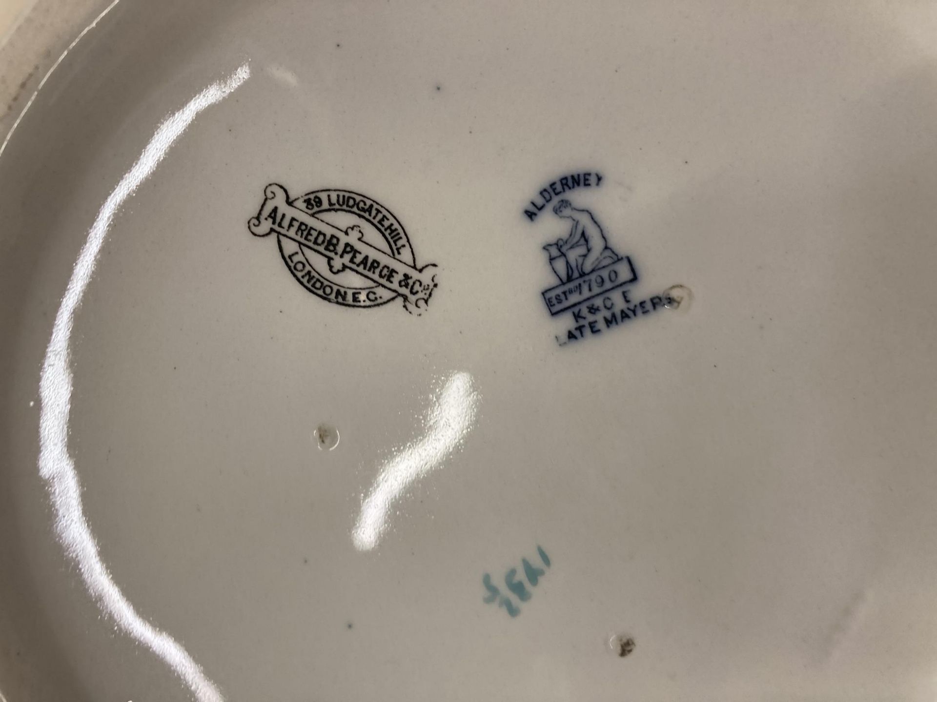 A LARGE DAVENPORT PLATTER AND AN ALFRED PEARCE CHAMBER POT WITH RETRO DESIGN - Image 4 of 5