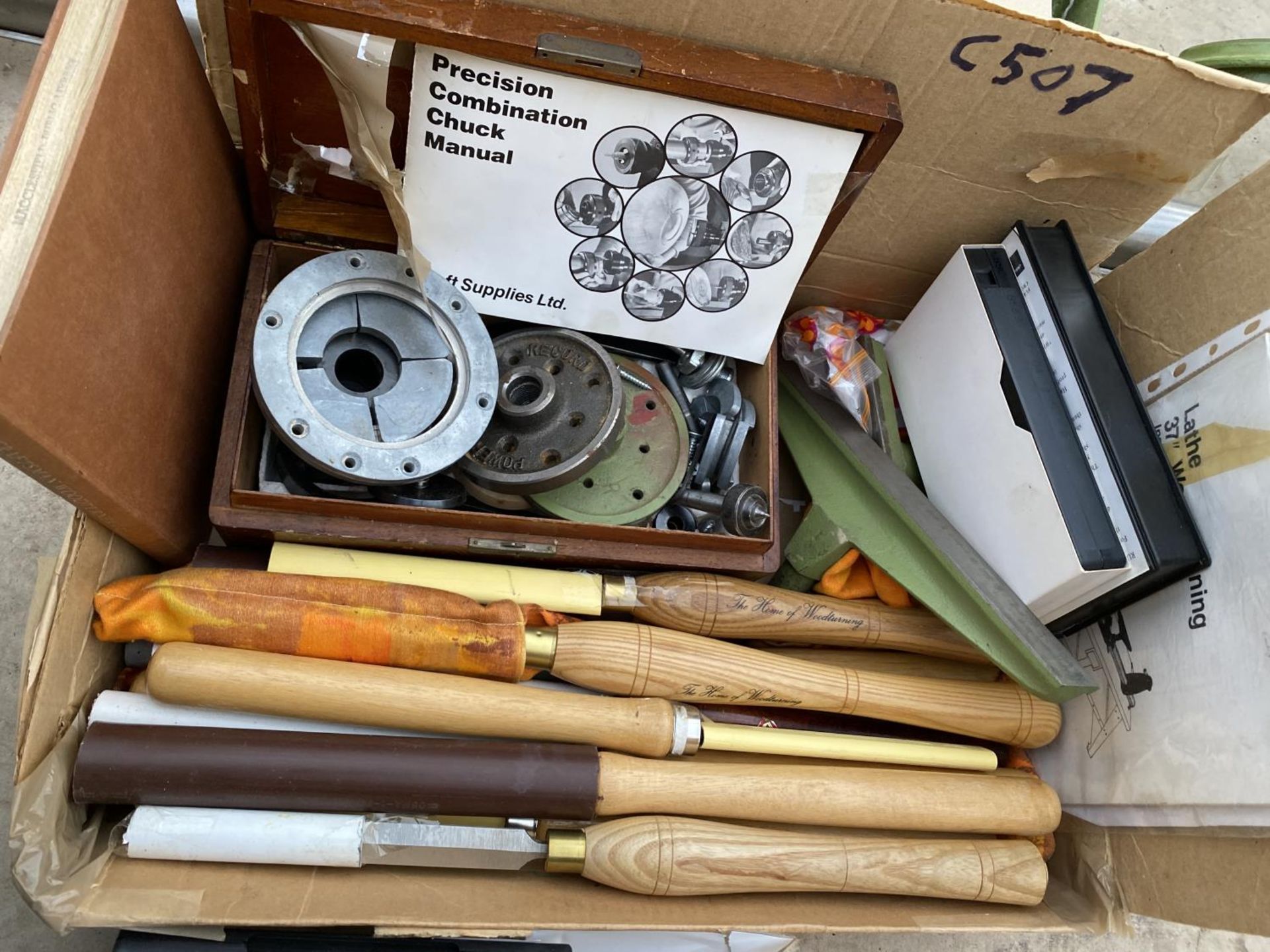 A WOOD TURNING LATHE AND AN ASSORTMENT OF LATHE TOOLS AND CHISELS - Image 3 of 11