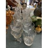 A QUANTITY OF VINTAGE CLEAR GLASSWARE TO INCLUDE A CLARET JUG, VASES, JUGS, BOWLS, ETC