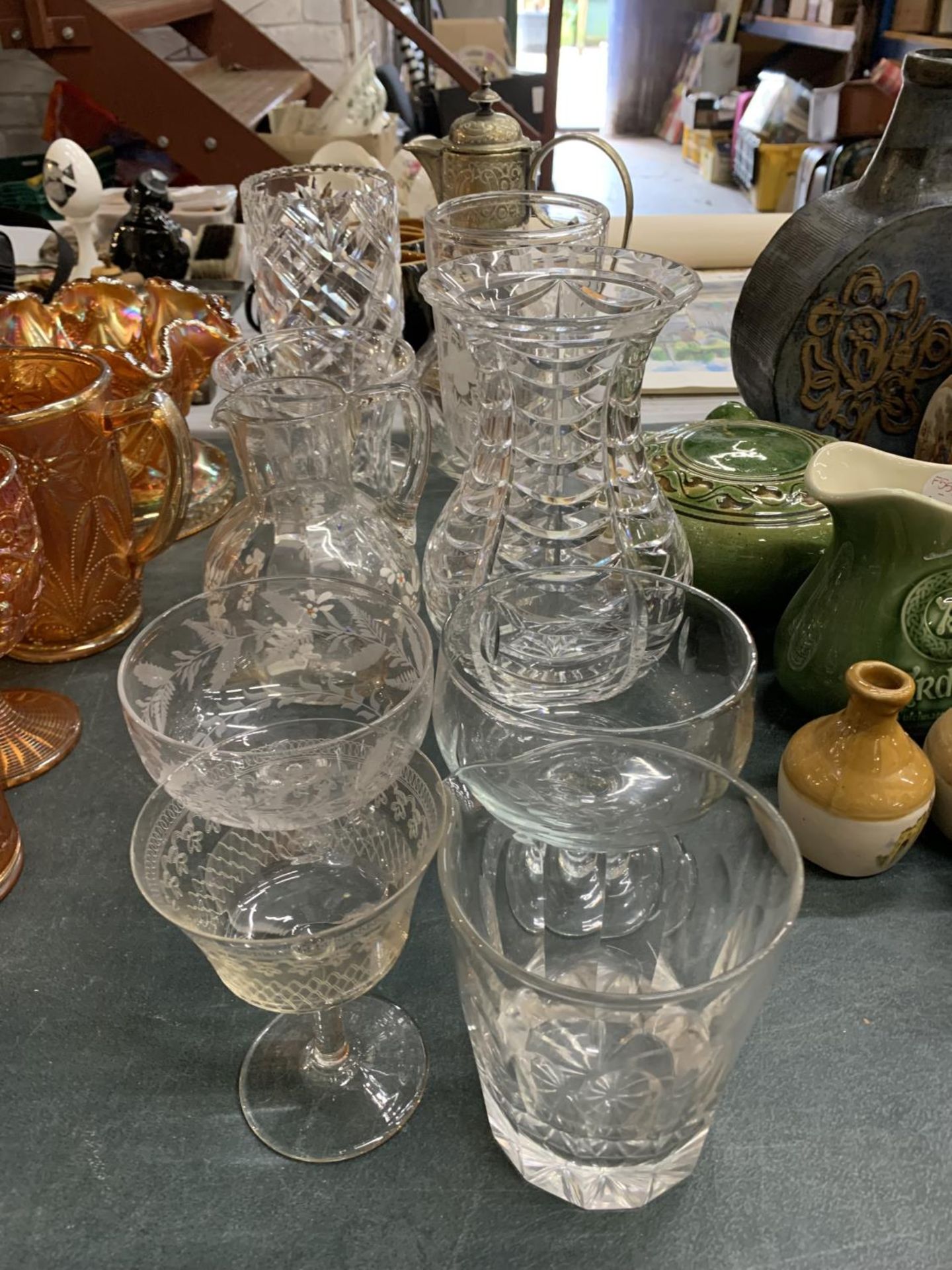 A QUANTITY OF VINTAGE CLEAR GLASSWARE TO INCLUDE A CLARET JUG, VASES, JUGS, BOWLS, ETC