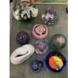 A QUANTITY OF GLASS PAPERWEIGHTS TO INCLUDE ISLE OF WIGHT GLASS - 9 IN TOTAL