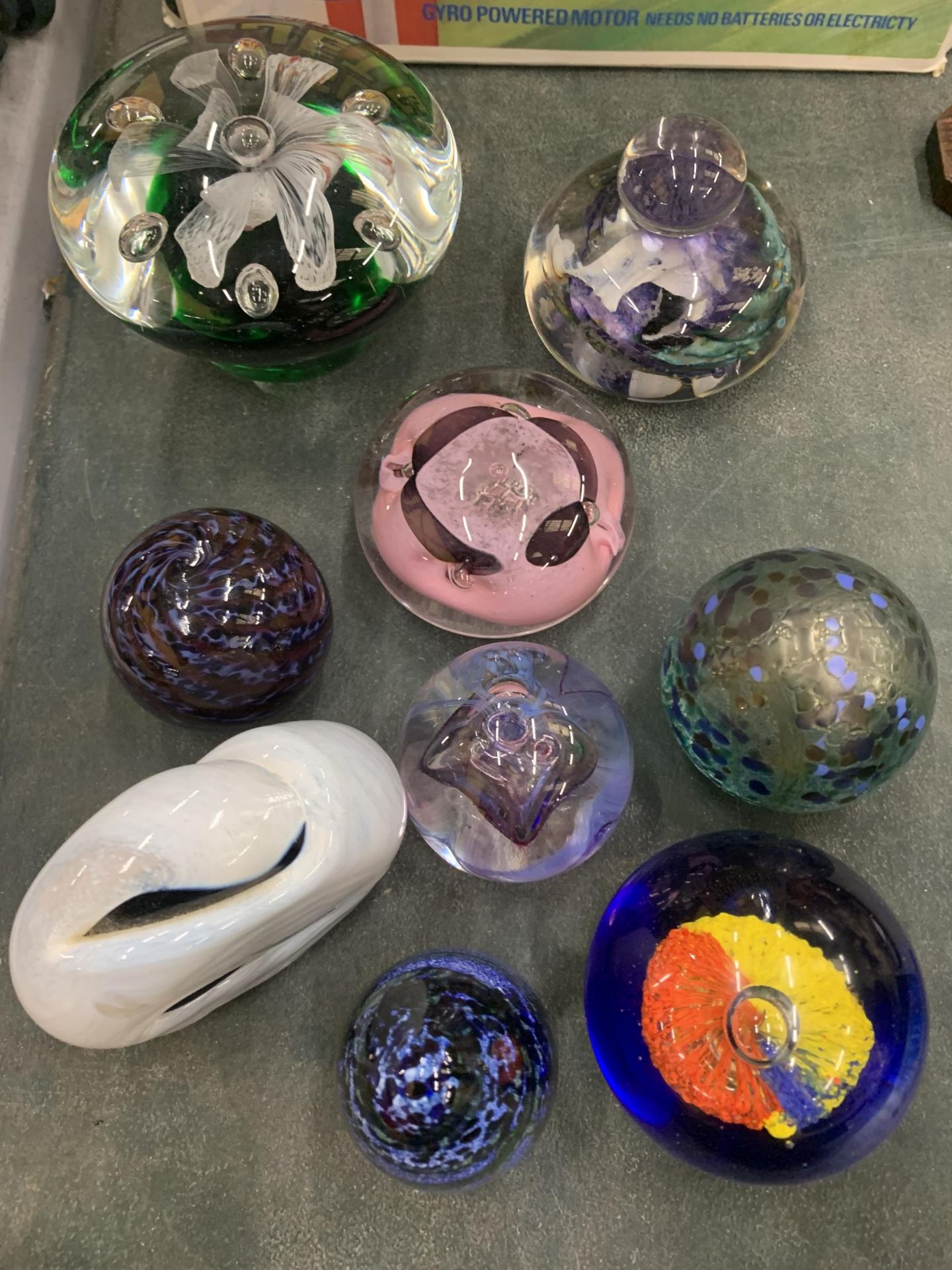 A QUANTITY OF GLASS PAPERWEIGHTS TO INCLUDE ISLE OF WIGHT GLASS - 9 IN TOTAL