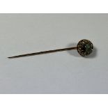 A 9CT YELLOW GOLD CLUSTER STONE PIN BROOCH WEIGHT 3.2G