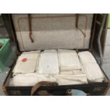 A LARGE QUANTITY OF QUALITY VINTAGE LINEN, SOME MONOGRAMMED IN A VINTAGE SUITCASE